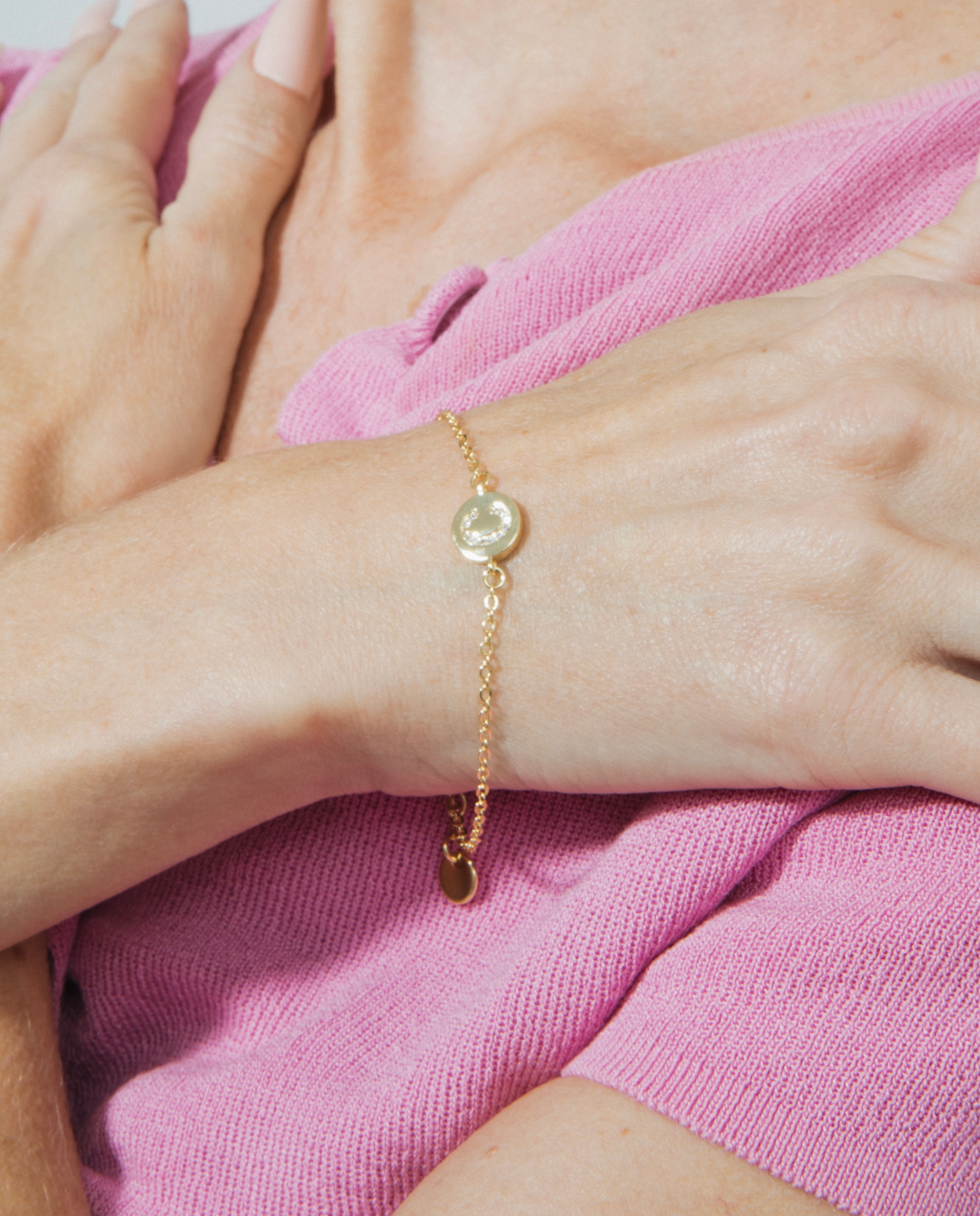 Pulseira de Corrente Personalizada Letras com Zirconita Brilhante Acabada em Ouro Amarelo de 18k - C Dourado-4