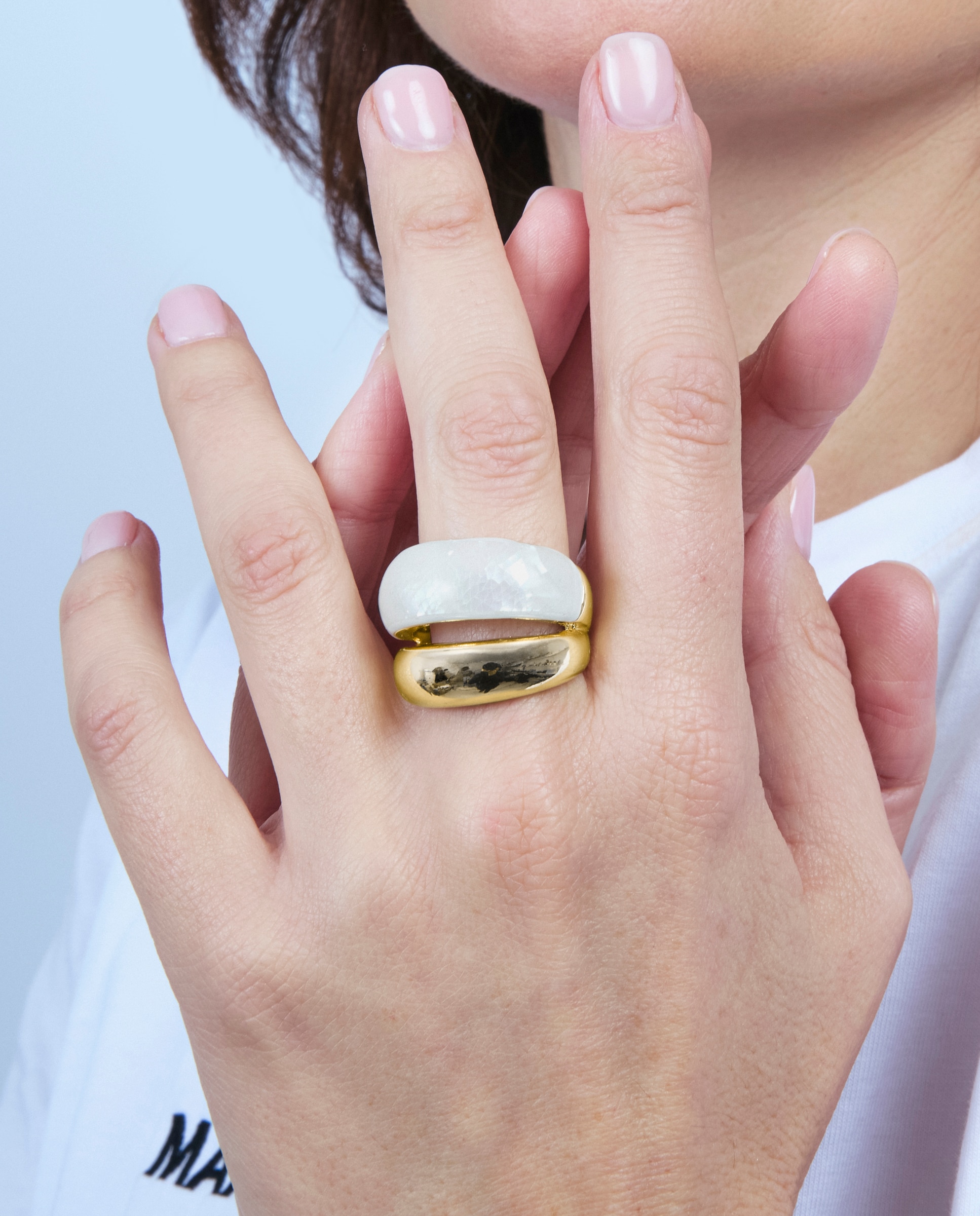 Anel Africa com Madrepérola Branca com Acabamento em Ouro Amarelo de 18k Dourado-4