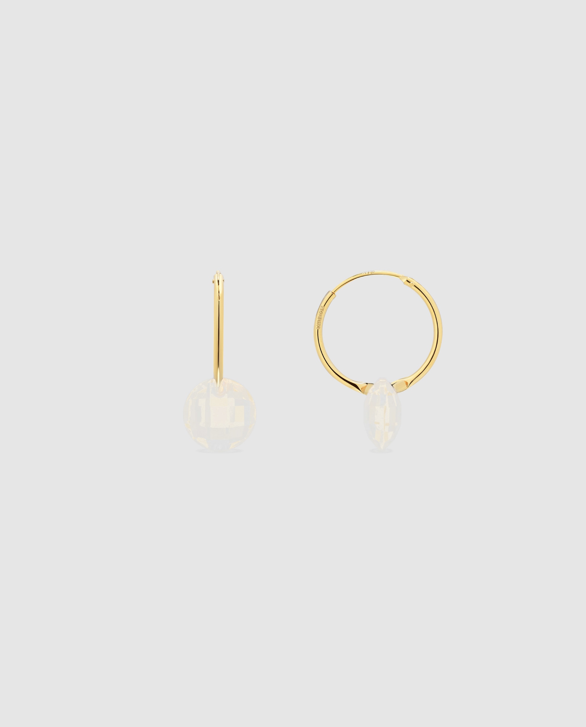Imagem 0 de Brincos de Argola Africa com Madrepérola Branca em Acabados de Ouro Amarelo de 18k