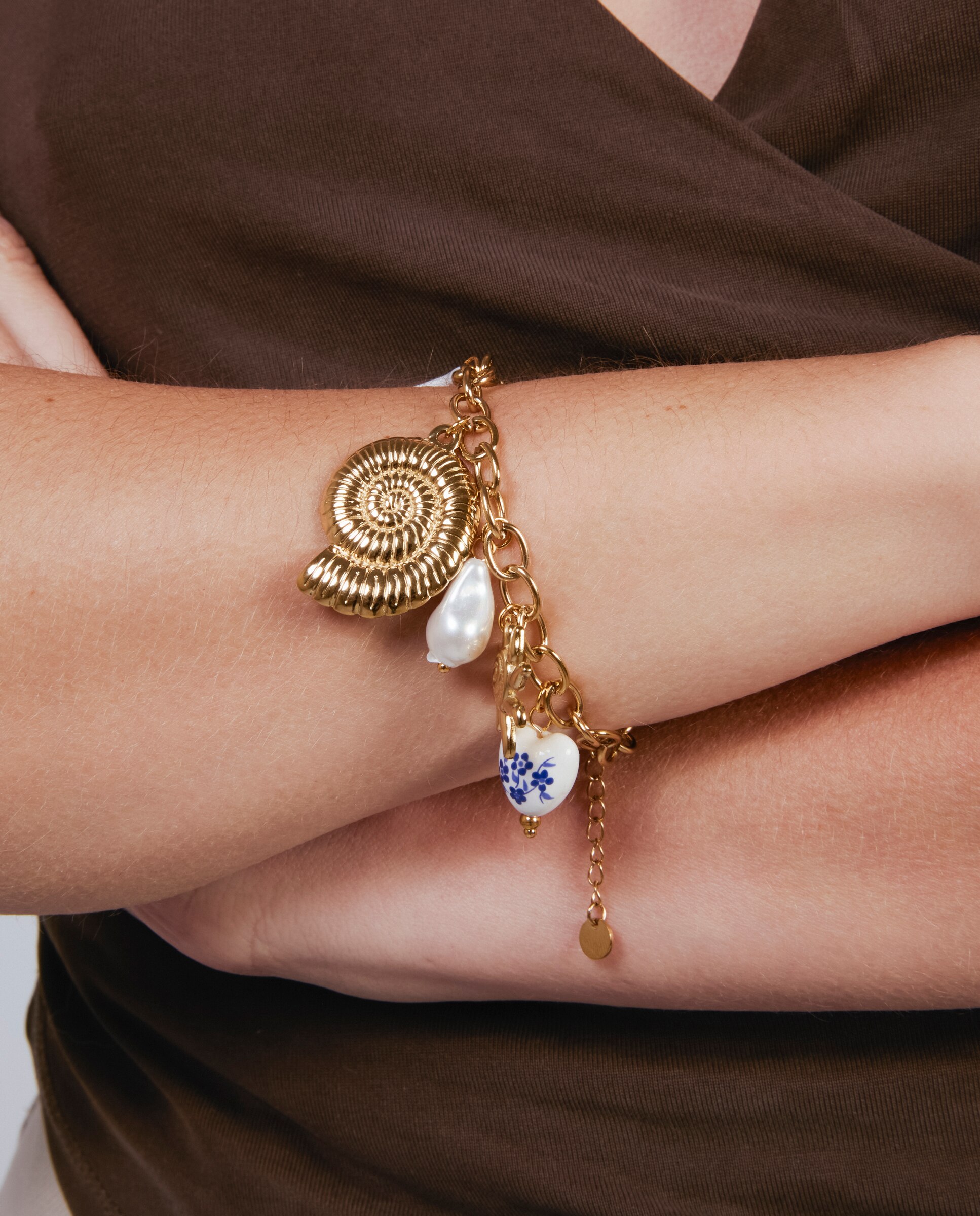 Pulseira com Charms Boho de Aço Acabada em Ouro Amarelo 18 Quilates com Pérola Branca Pérola-4