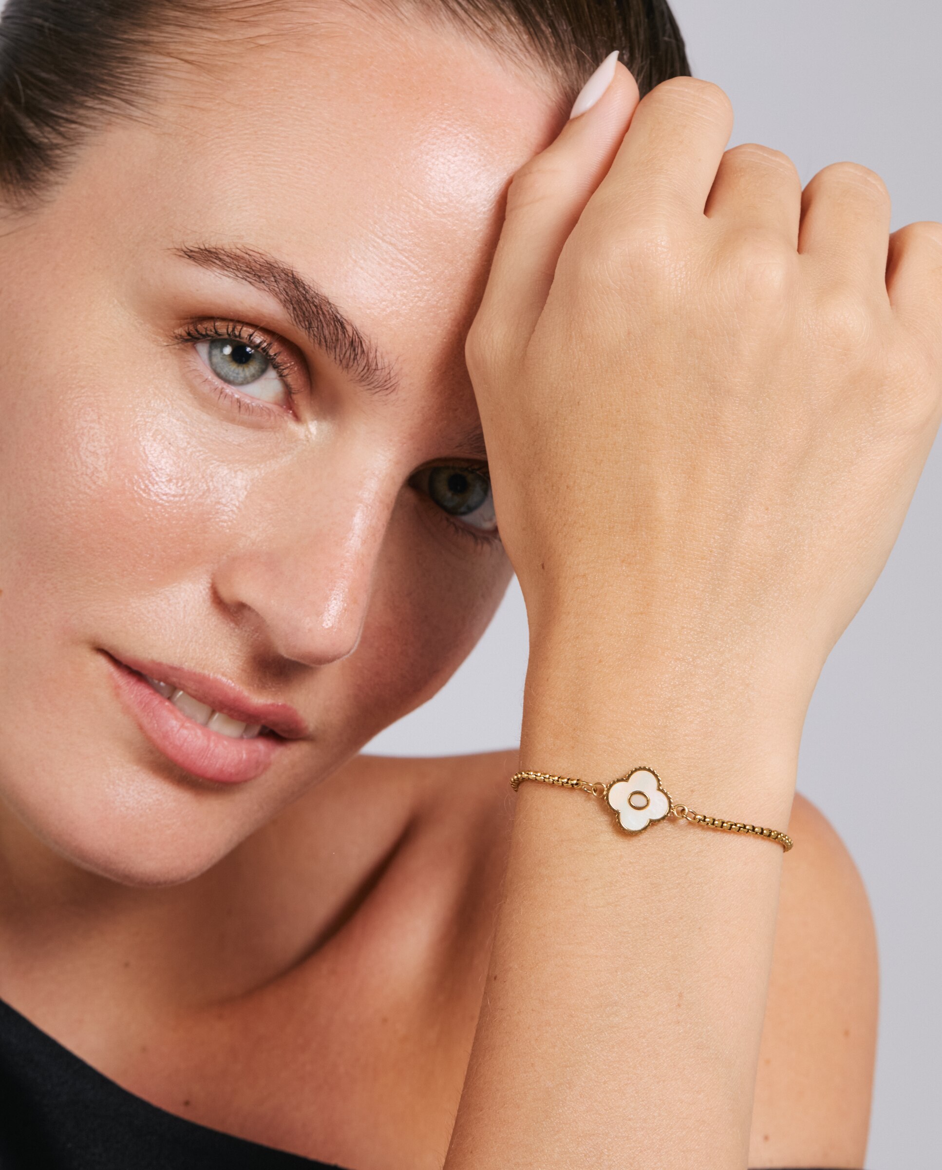 Pulseira de Corrente Letras de Aço com Madrepérola Acabada em Ouro de 18k Branco-5