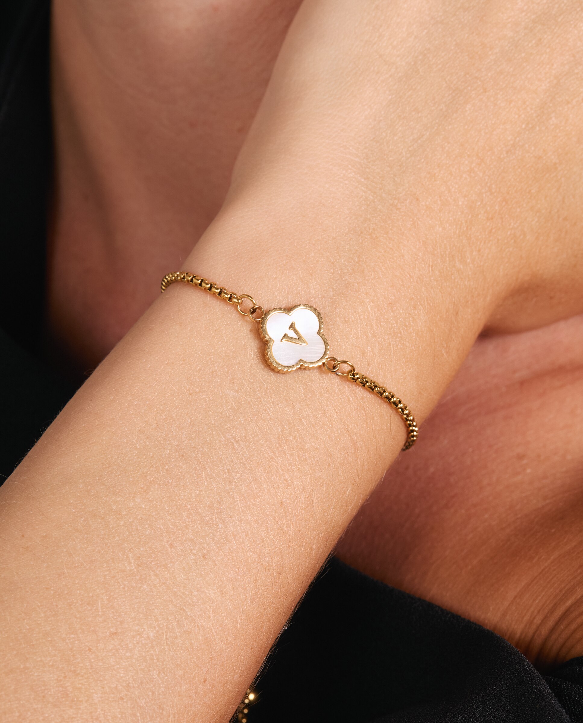 Pulseira de Corrente Letras de Aço com Madrepérola Acabada em Ouro de 18k Branco-4