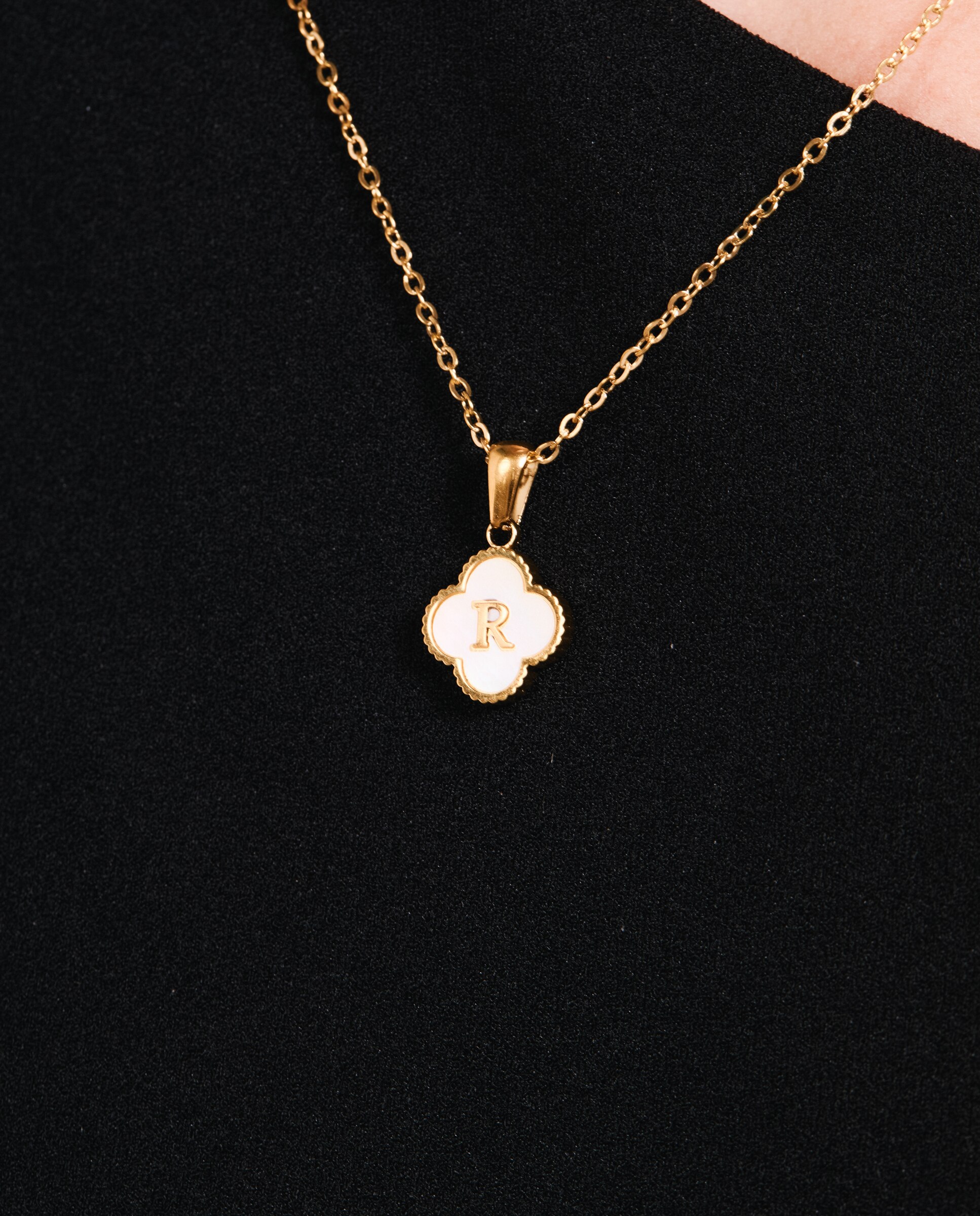 Colar Letras de Aço com Madrepérola Acabado em Ouro de 18k Branco-4