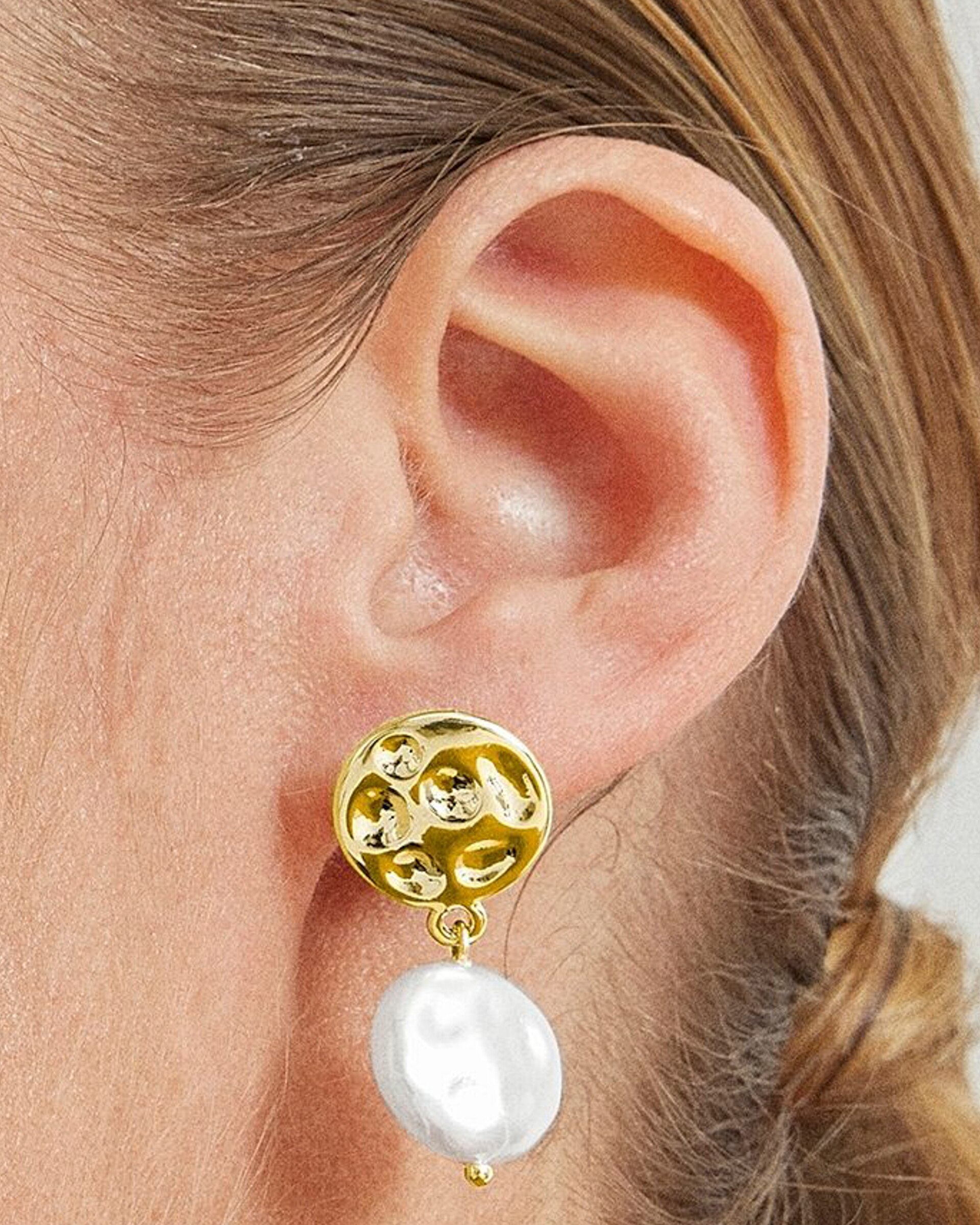 Brincos Basic Acabados em Ouro Amarelo de 18 Quilates com Pérola Branca Ouro-3