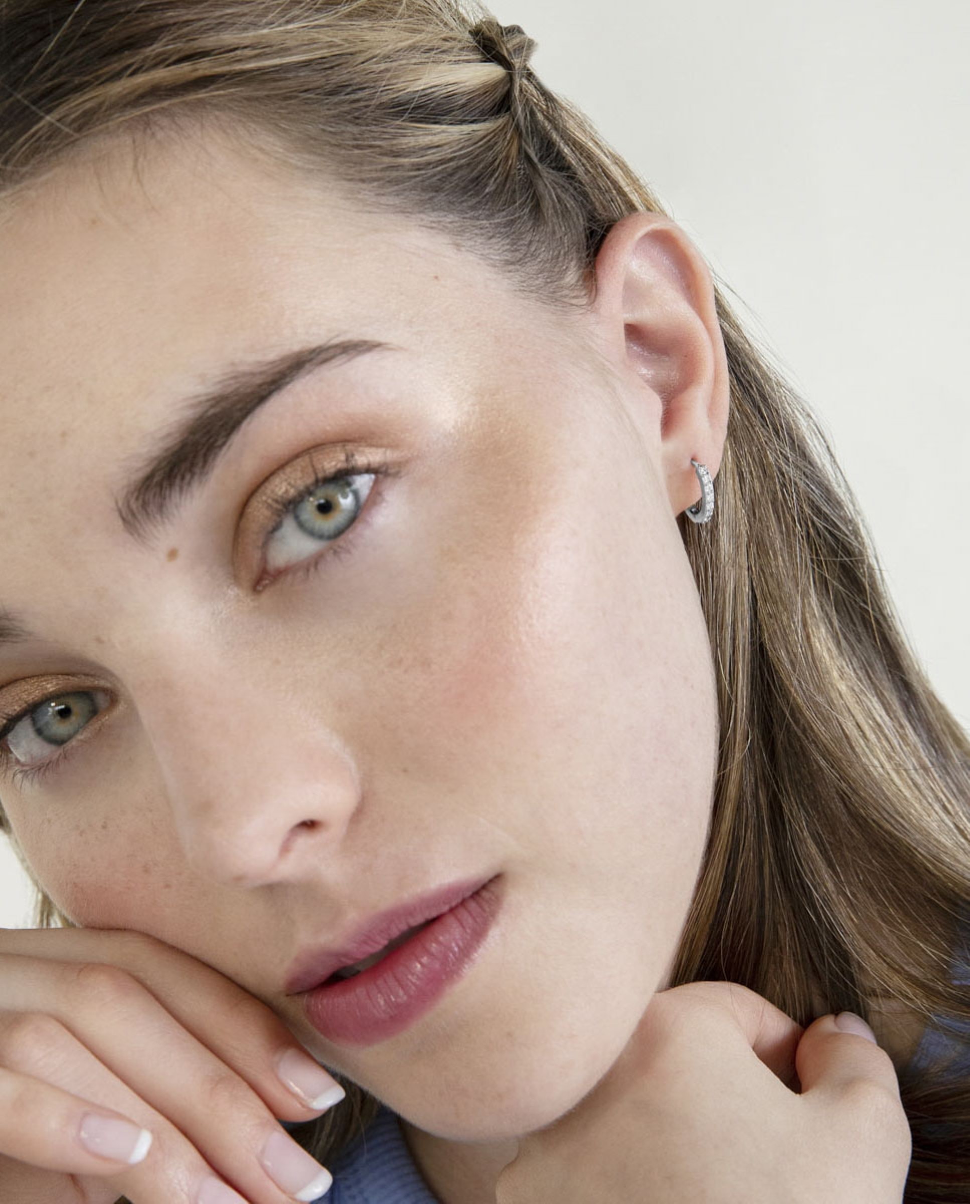 Brincos de Argola Essential de Prata de Lei 925 com Acabamento em Ródio e Zirconita Brilhante Branco-2