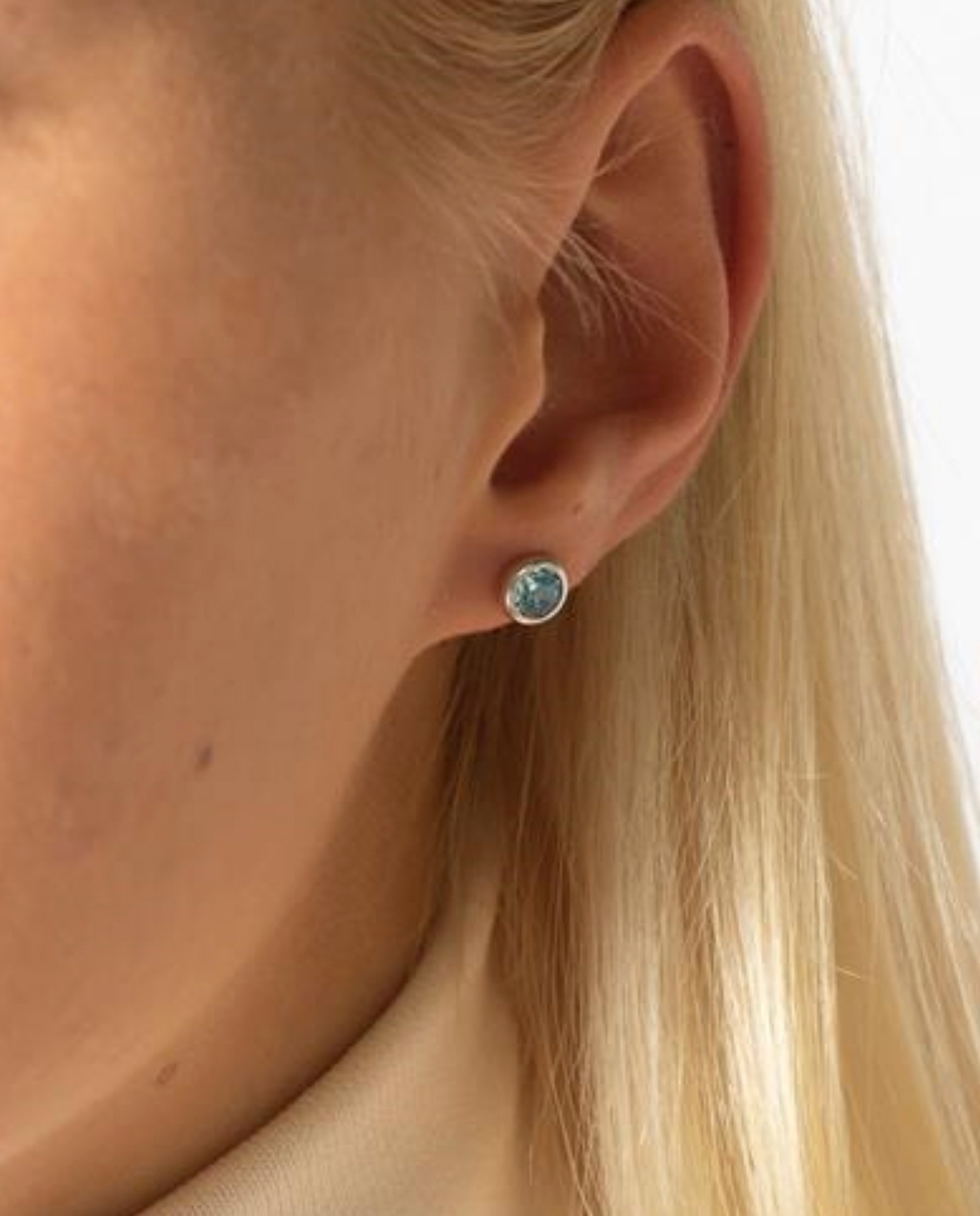 Brincos Essential de Prata de Lei 925 com Acabamento em Ródio e Zirconita Água-marinha Azul-3