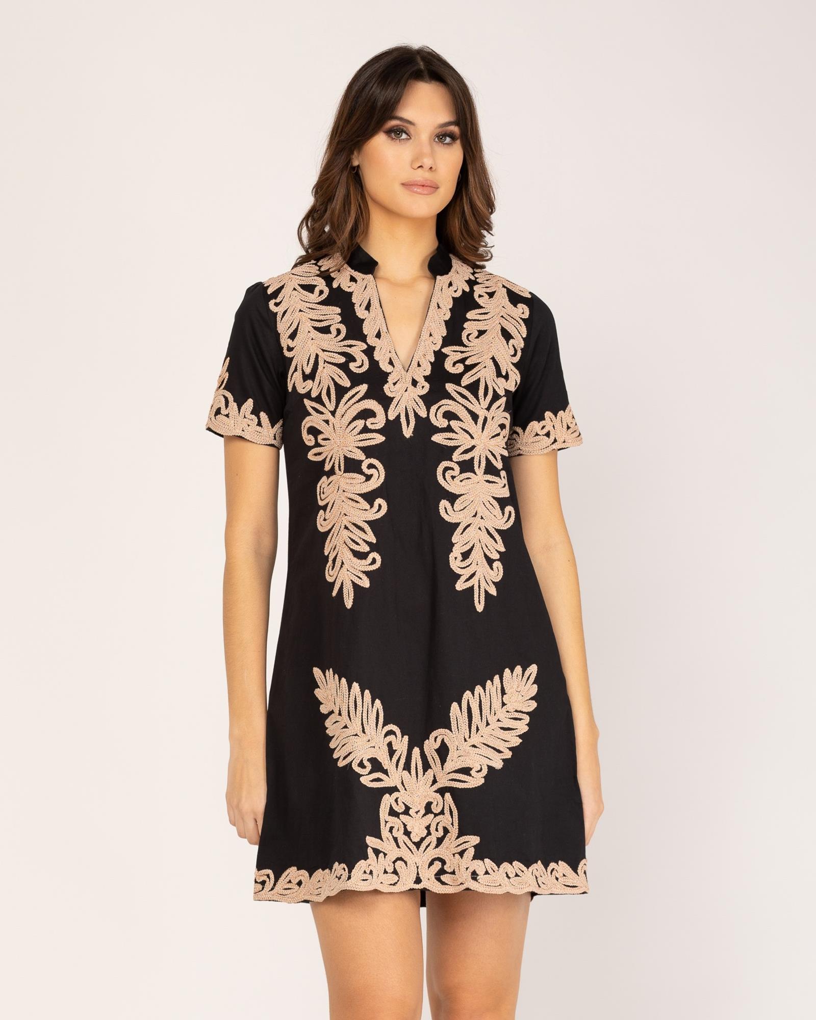 Vestido Curto Bordado com Decote em V Preto-6