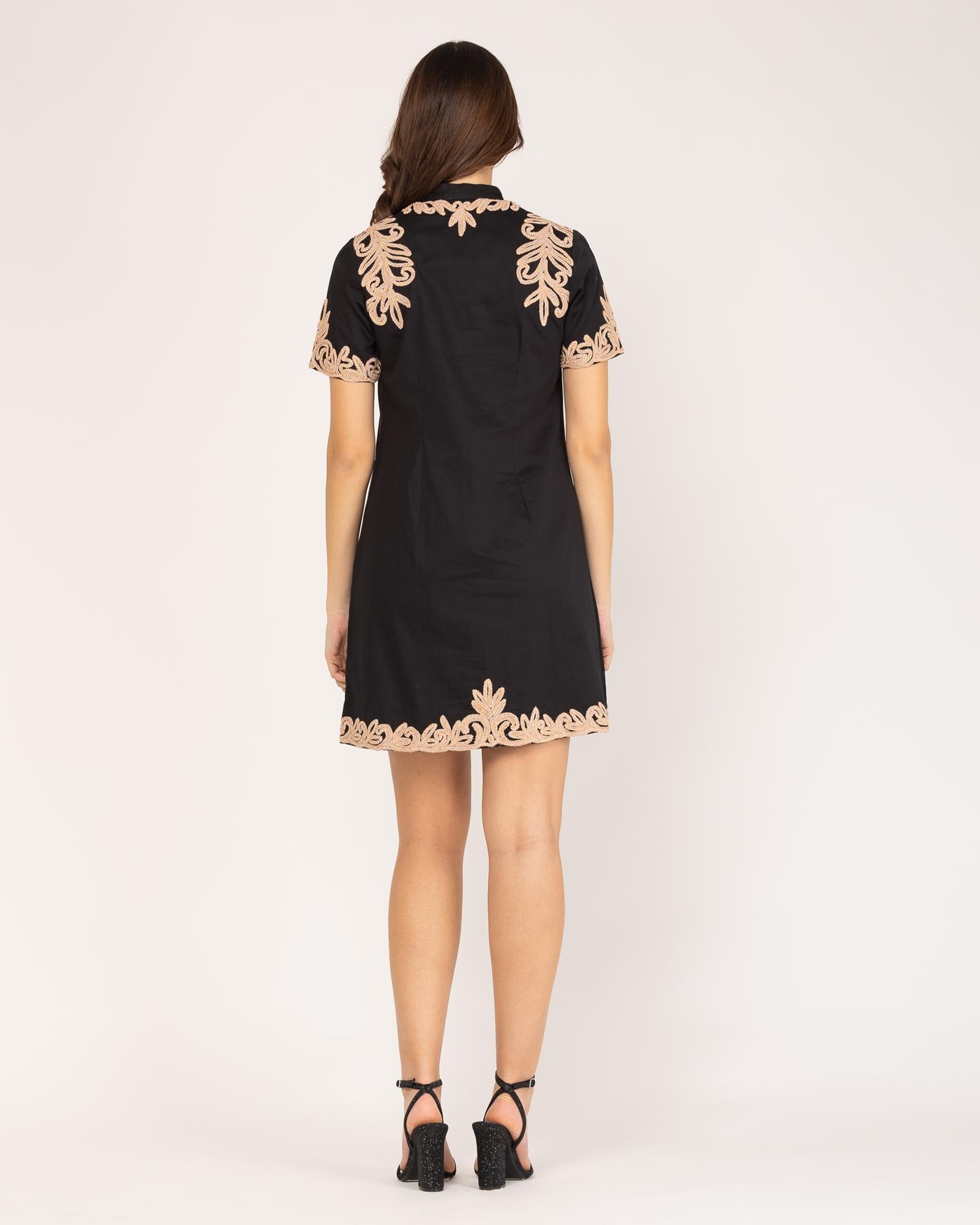 Vestido Curto Bordado com Decote em V Preto-3