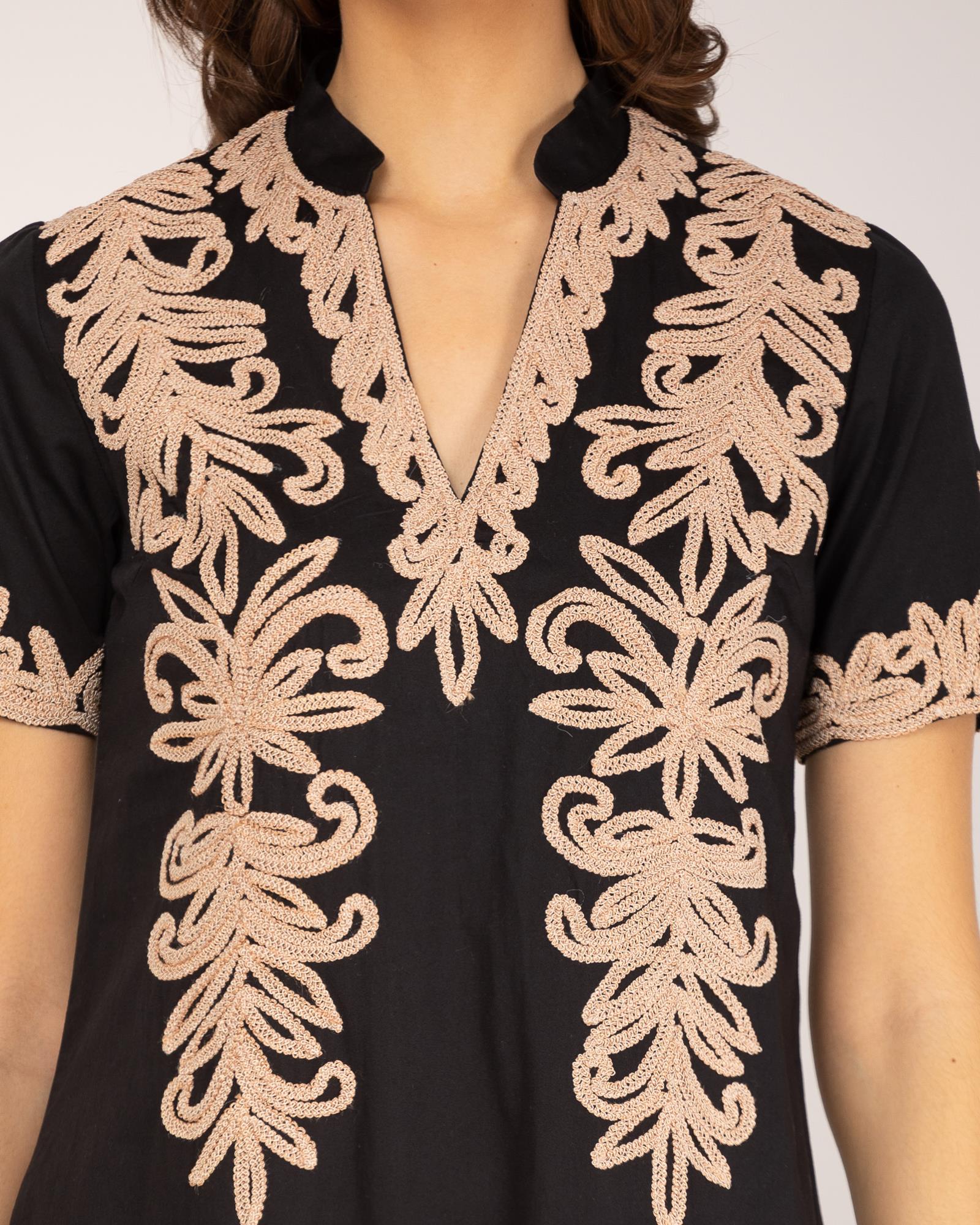 Vestido Curto Bordado com Decote em V Preto-5