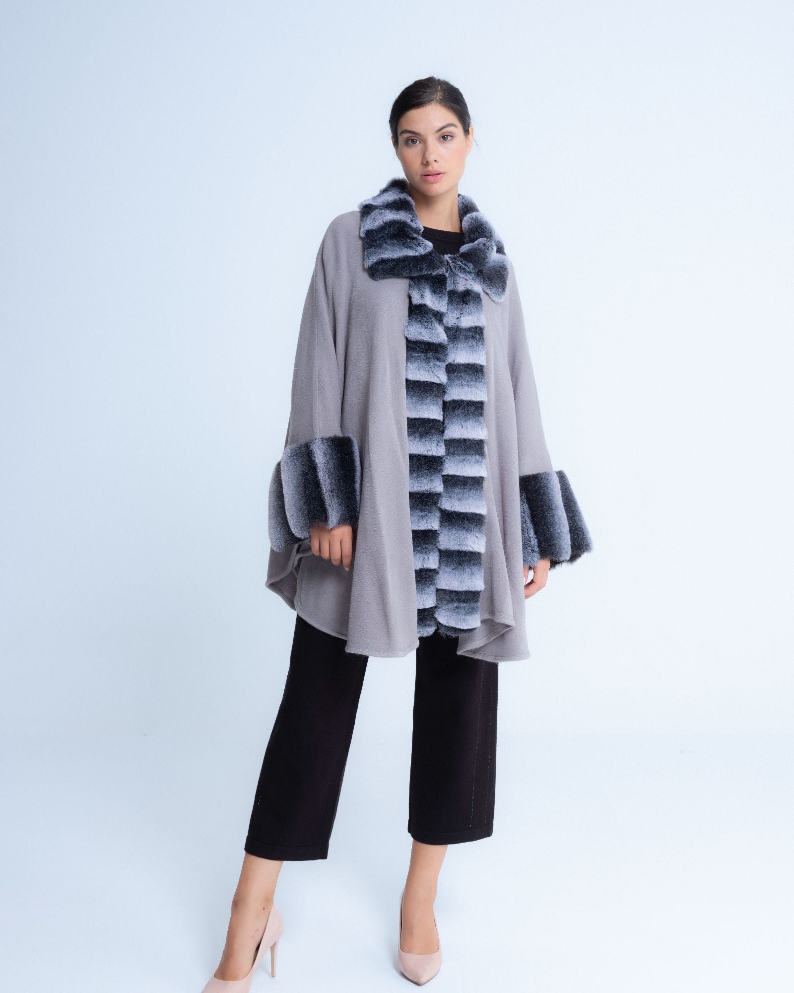 Poncho com Pelo Carmen Cinzento-1