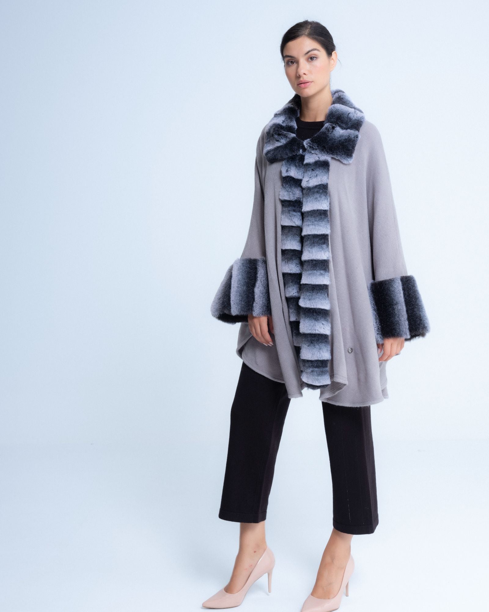 Poncho com Pelo Carmen Cinzento-2