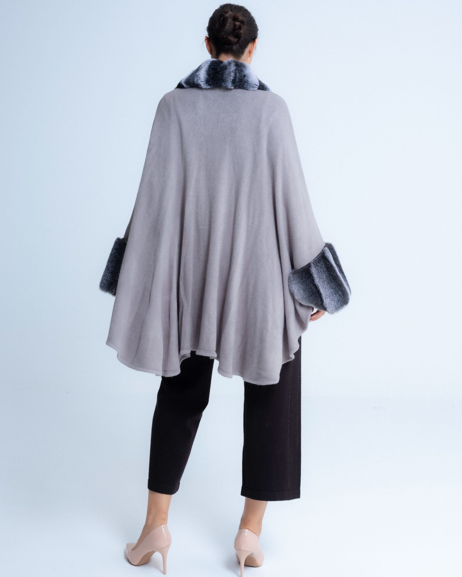 Poncho com Pelo Carmen Cinzento-4