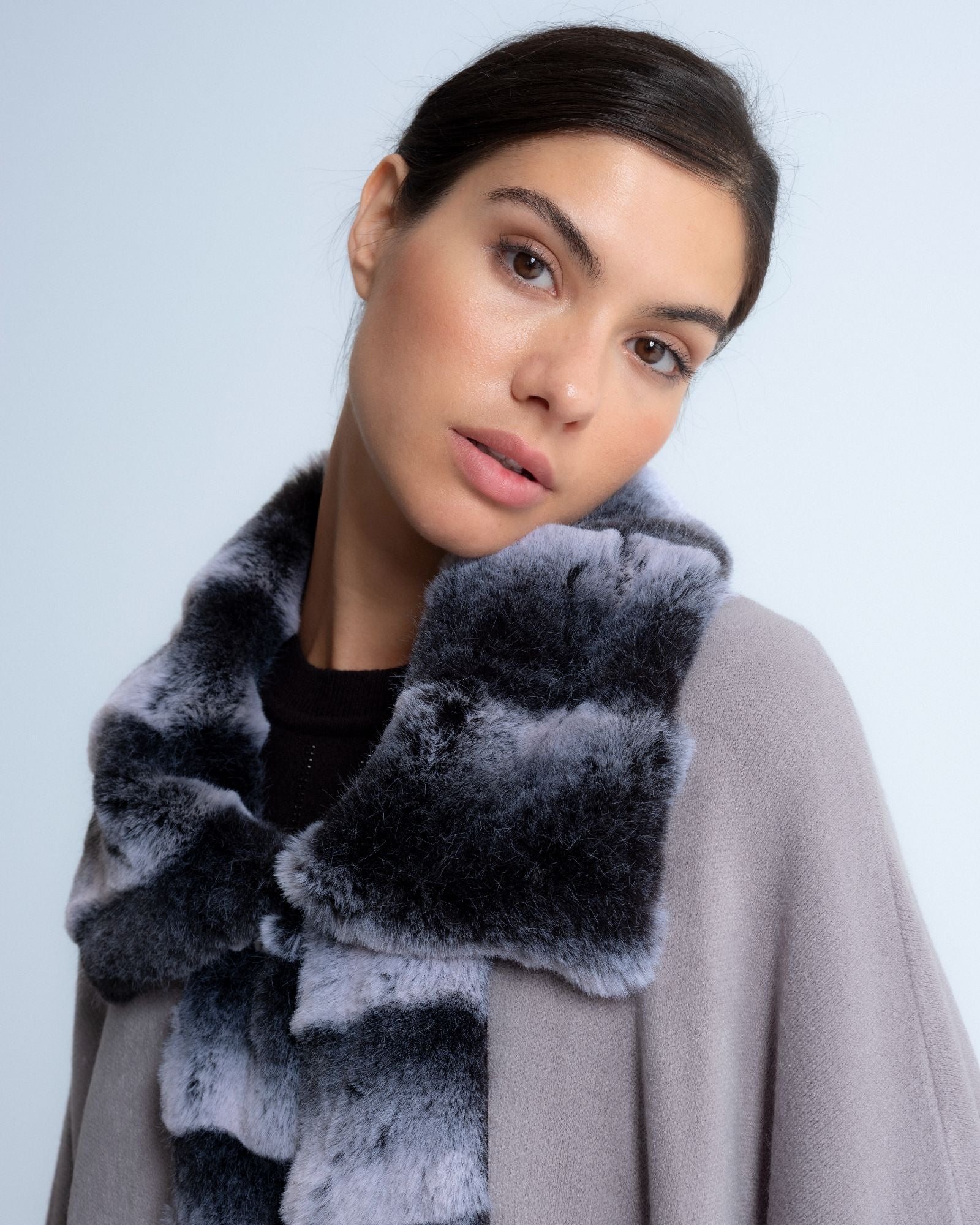 Poncho com Pelo Carmen Cinzento-5