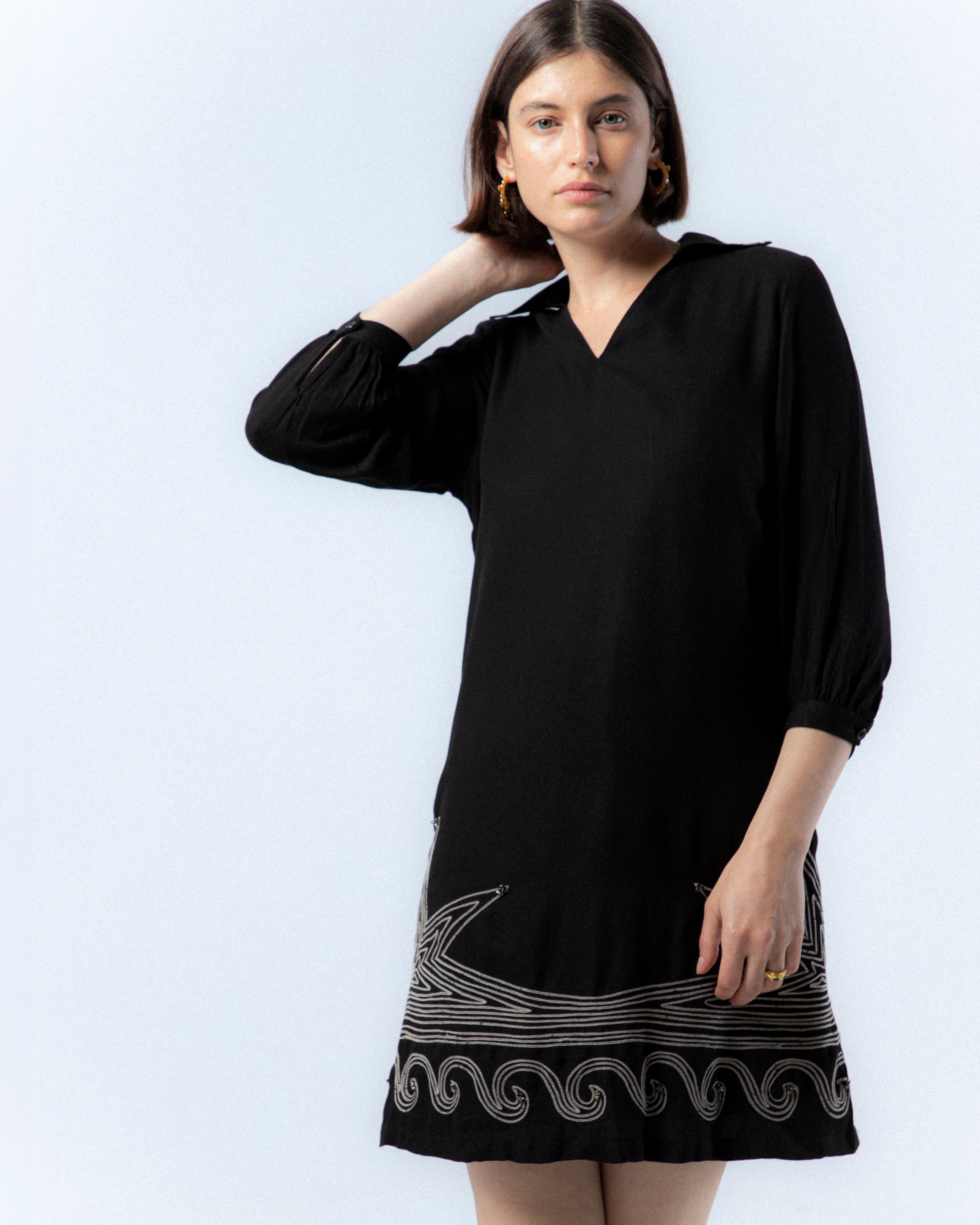 Vestido Curto com Gola em V e Bordado Bruna Preto-1