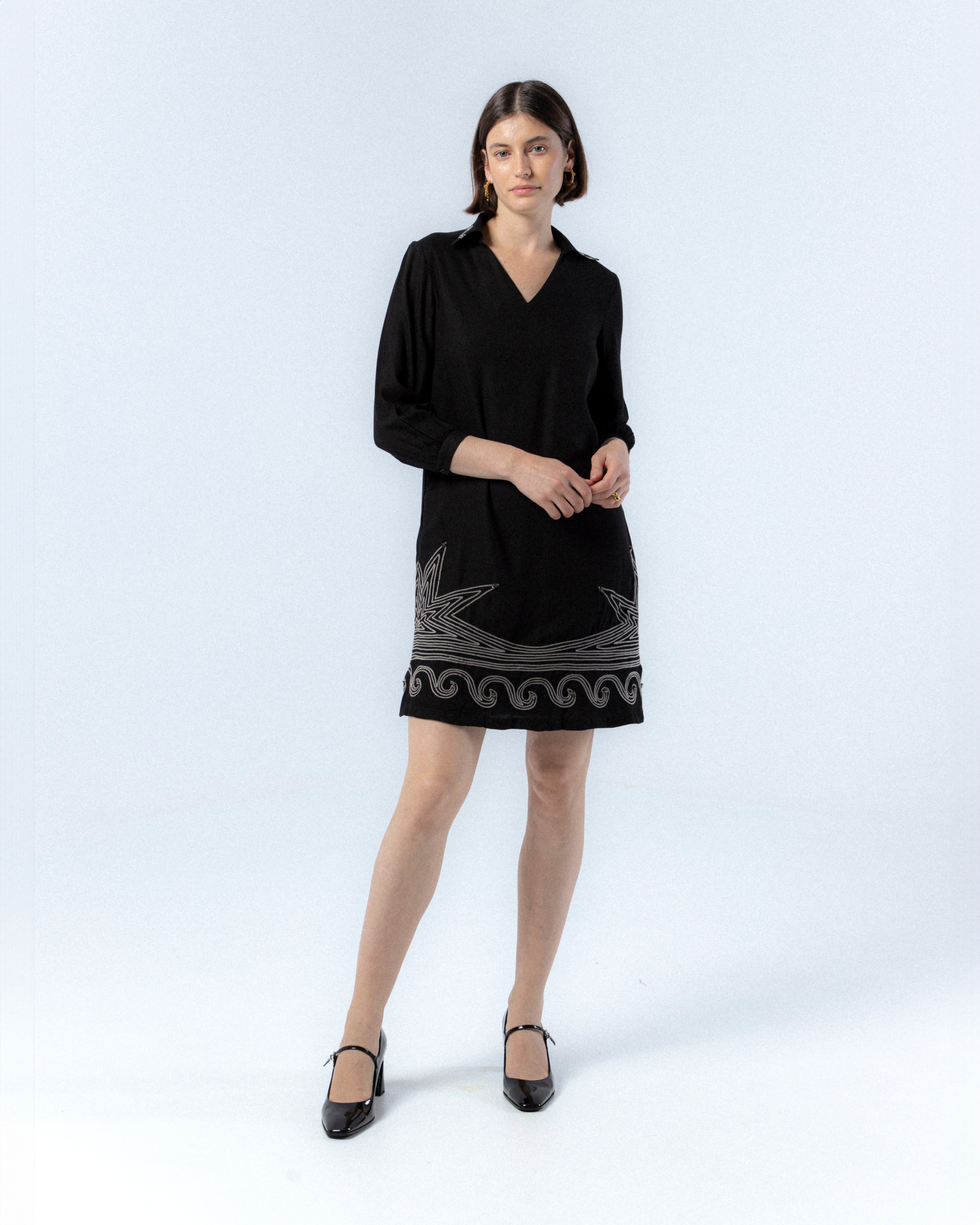 Vestido Curto com Gola em V e Bordado Bruna Preto-2