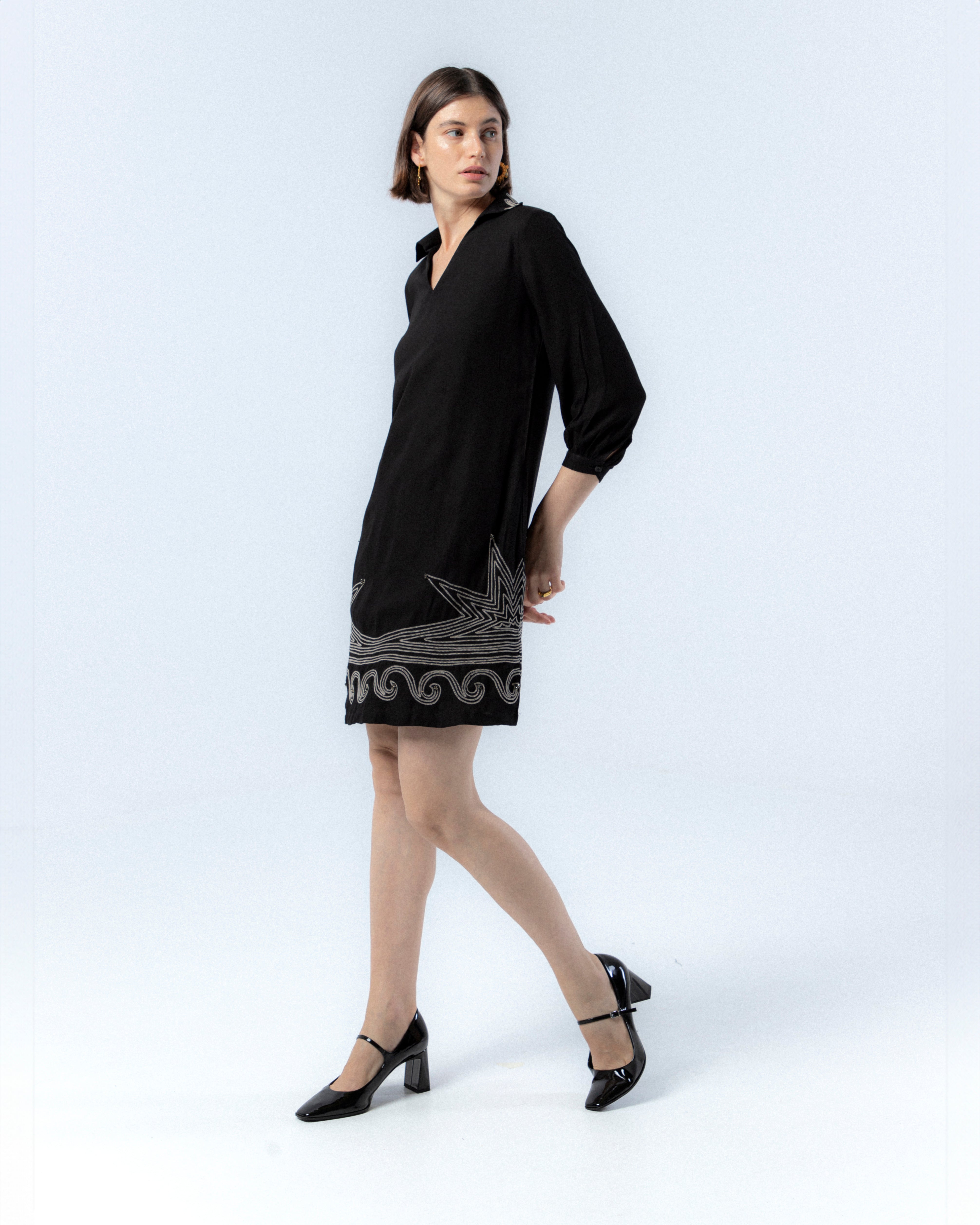 Vestido Curto com Gola em V e Bordado Bruna Preto-3