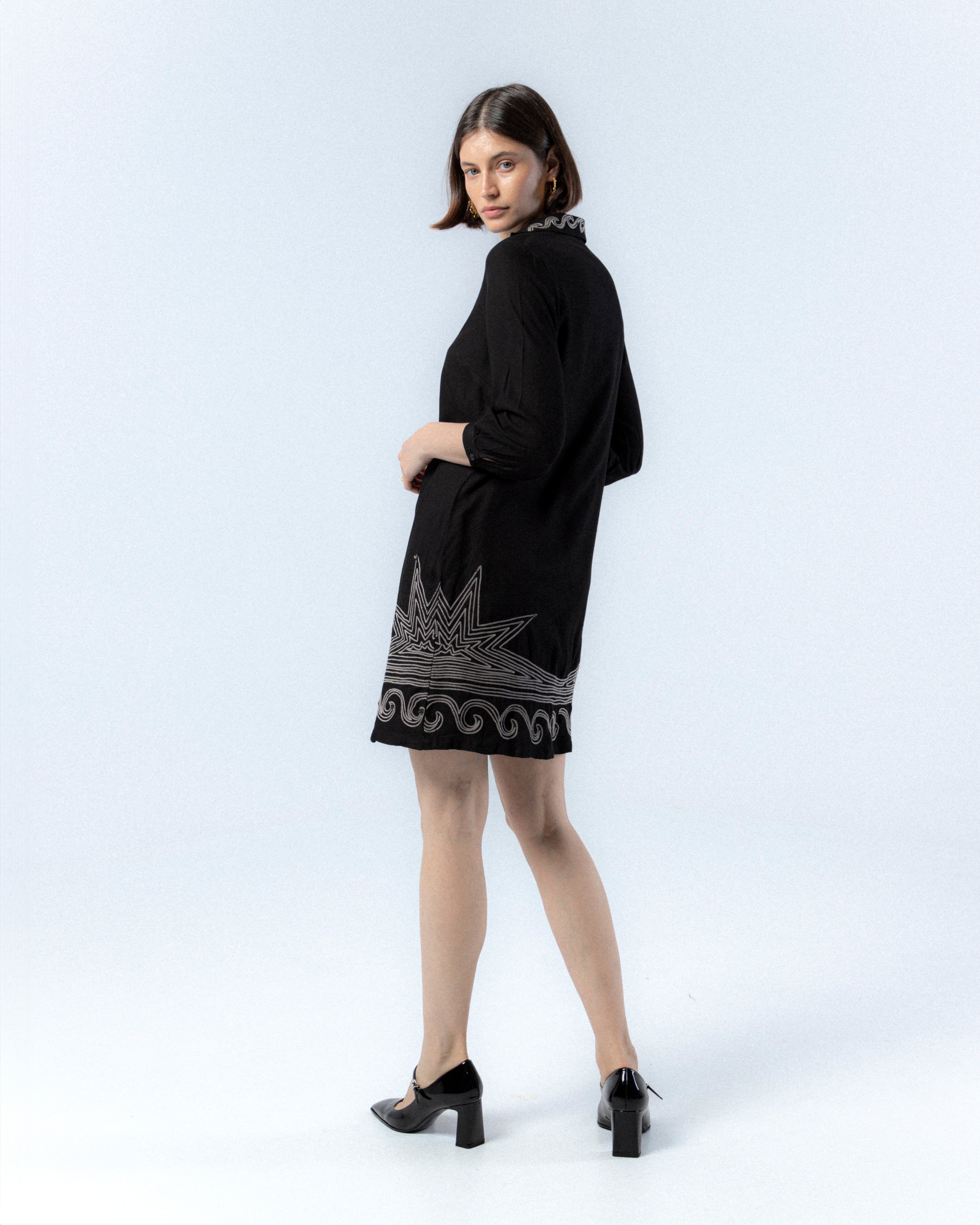 Vestido Curto com Gola em V e Bordado Bruna Preto-4