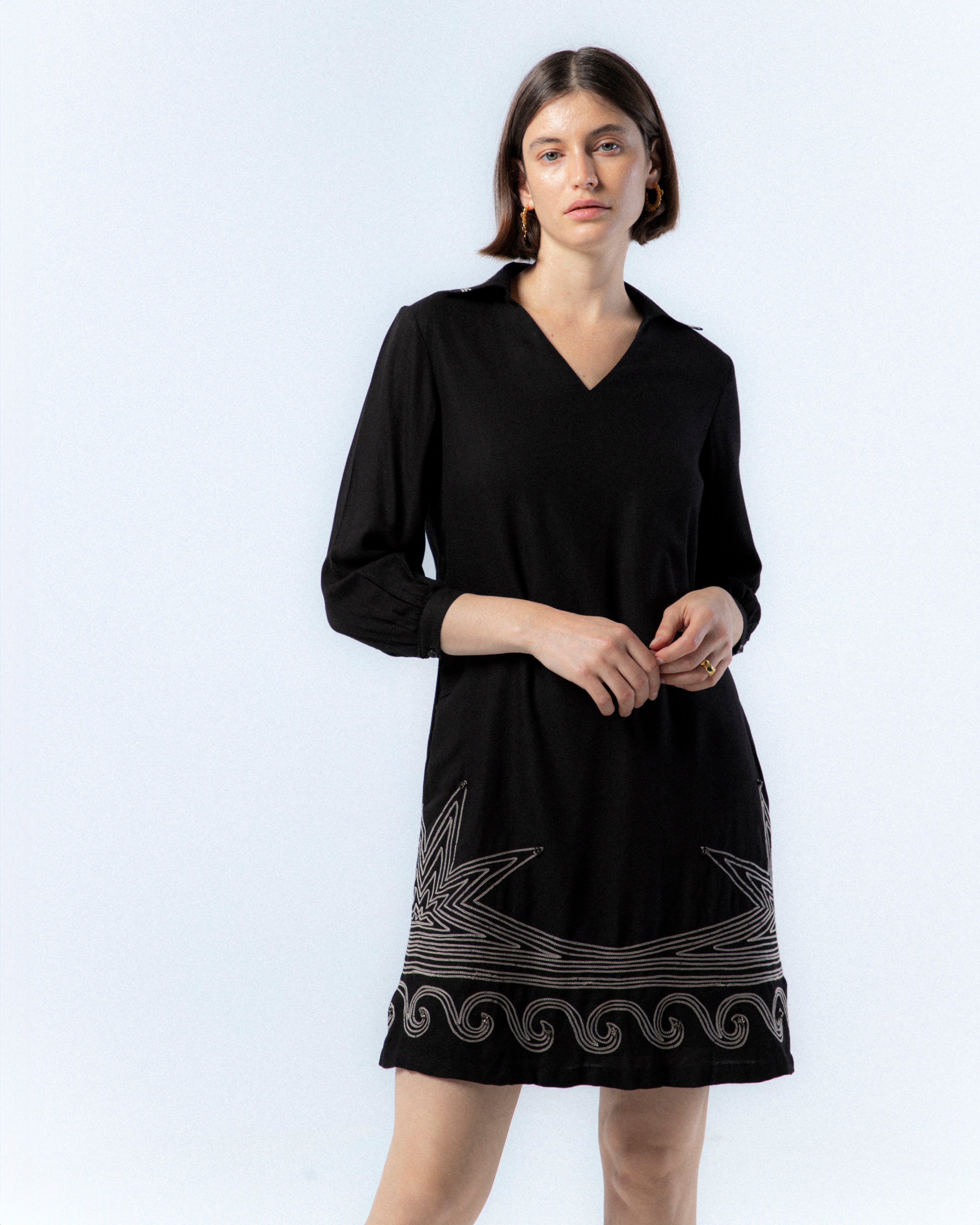 Vestido Curto com Gola em V e Bordado Bruna Preto-5