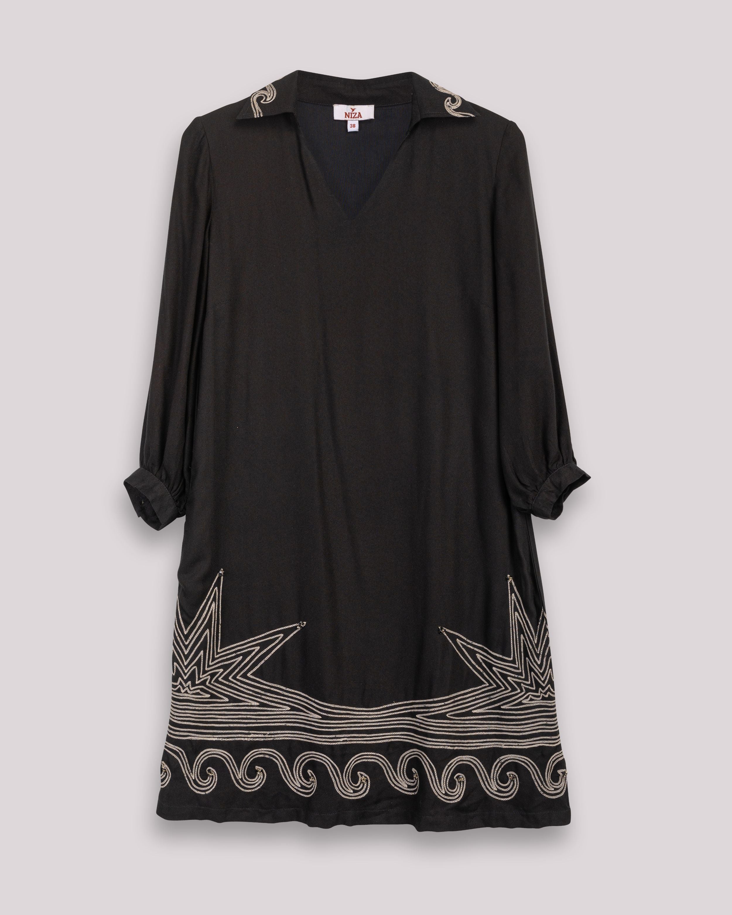 Vestido Curto com Gola em V e Bordado Bruna Preto-6