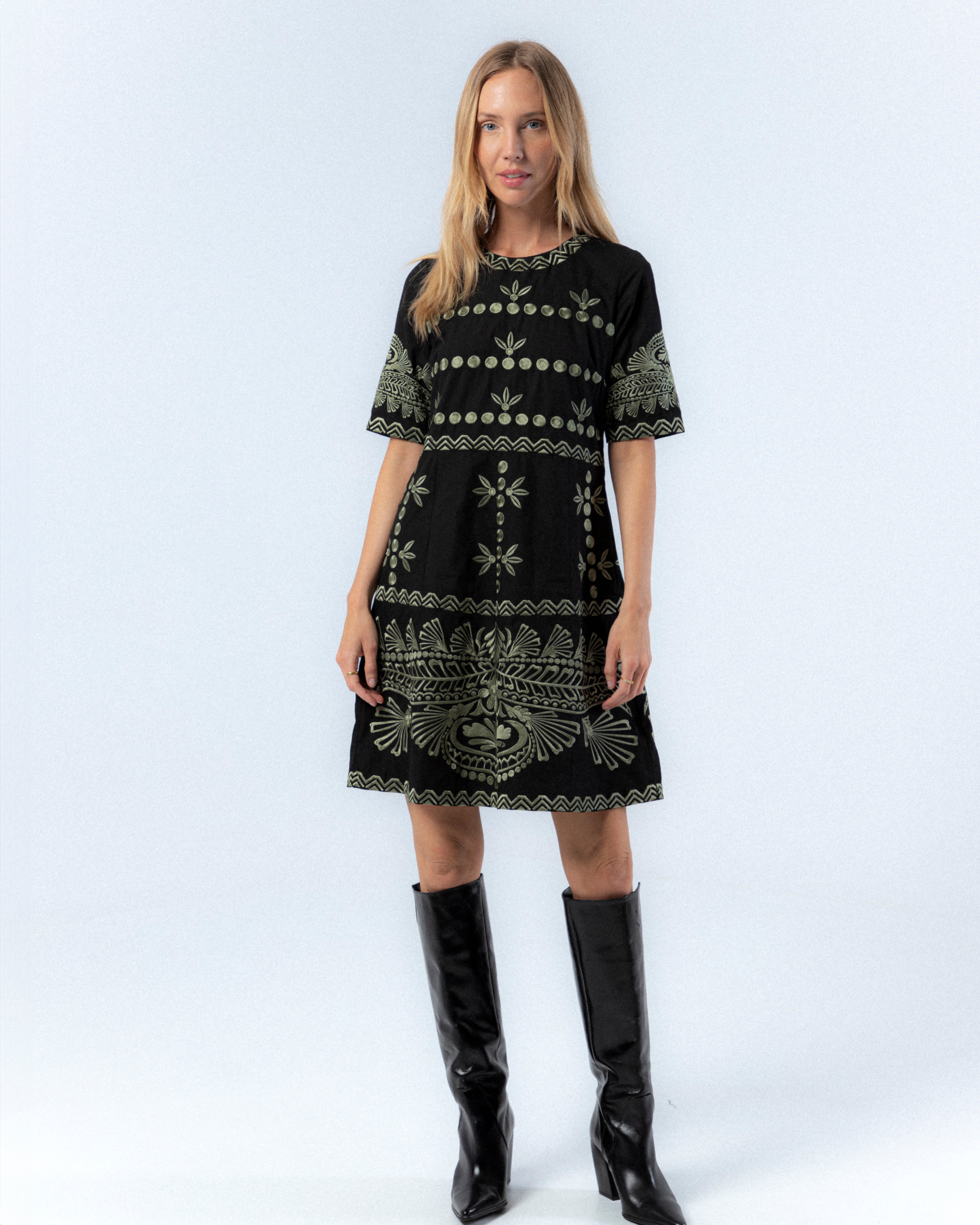 Vestido Curto com Bordado Frontal em Contraste Berta Preto-1