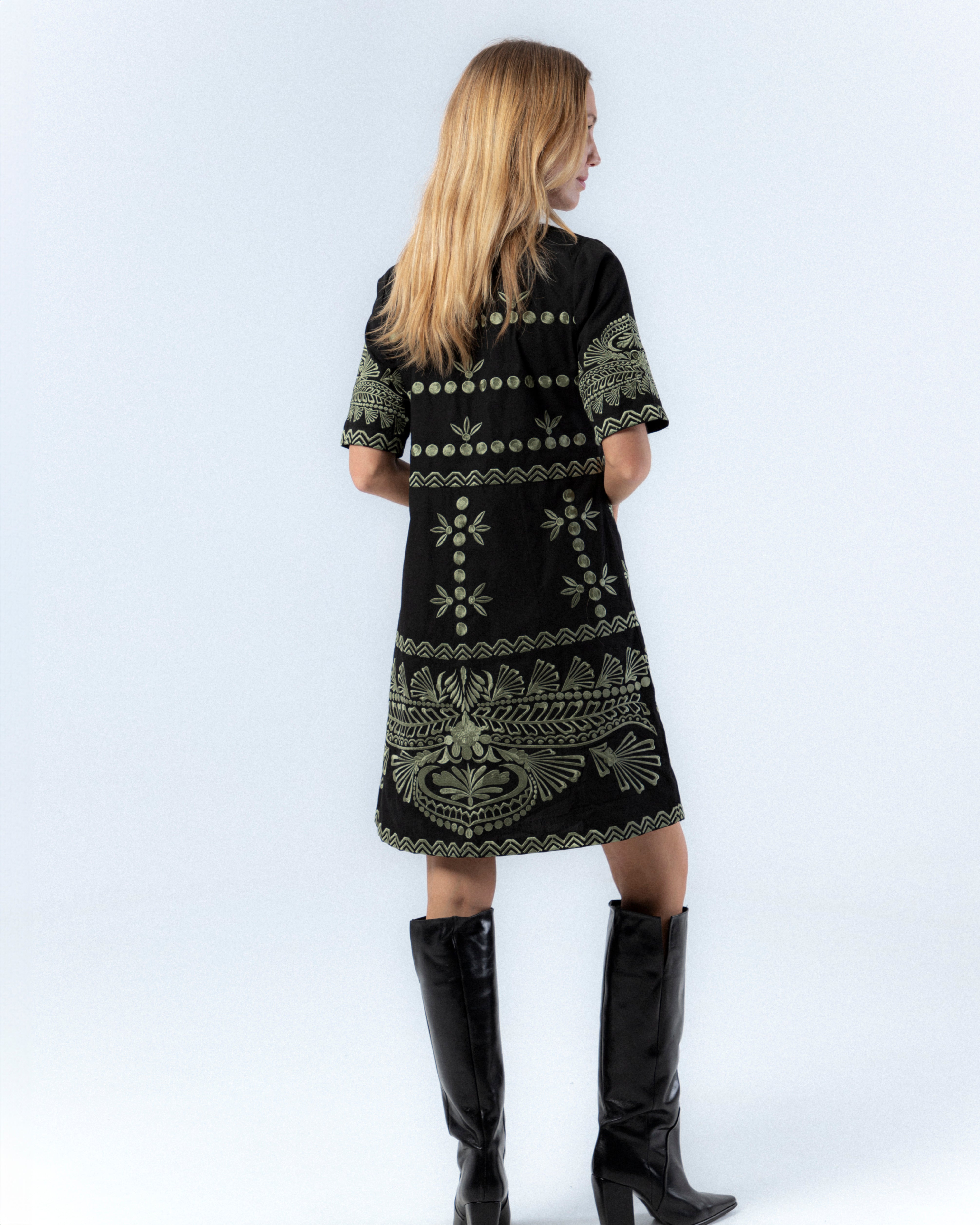 Vestido Curto com Bordado Frontal em Contraste Berta Preto-3