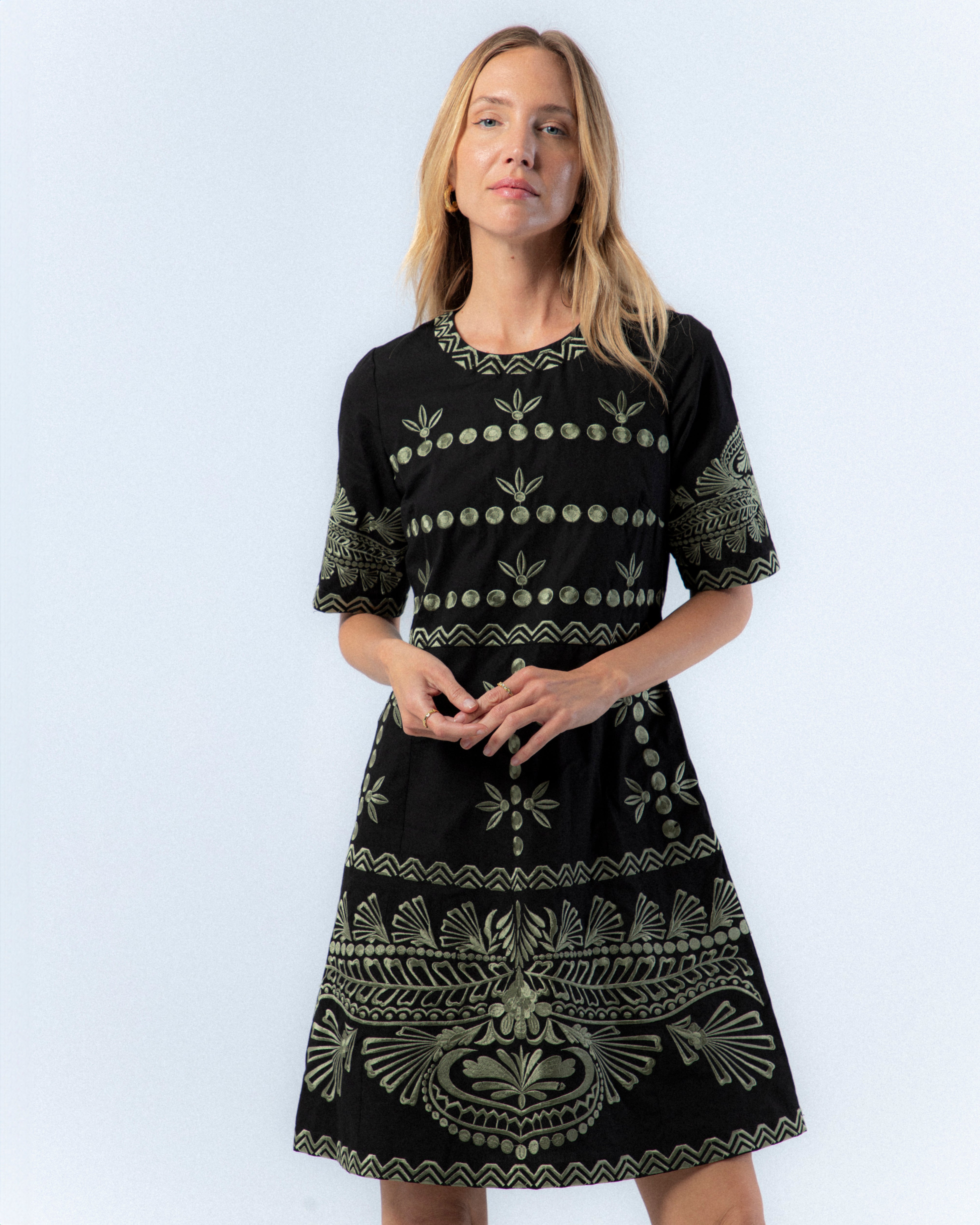 Vestido Curto com Bordado Frontal em Contraste Berta Preto-4
