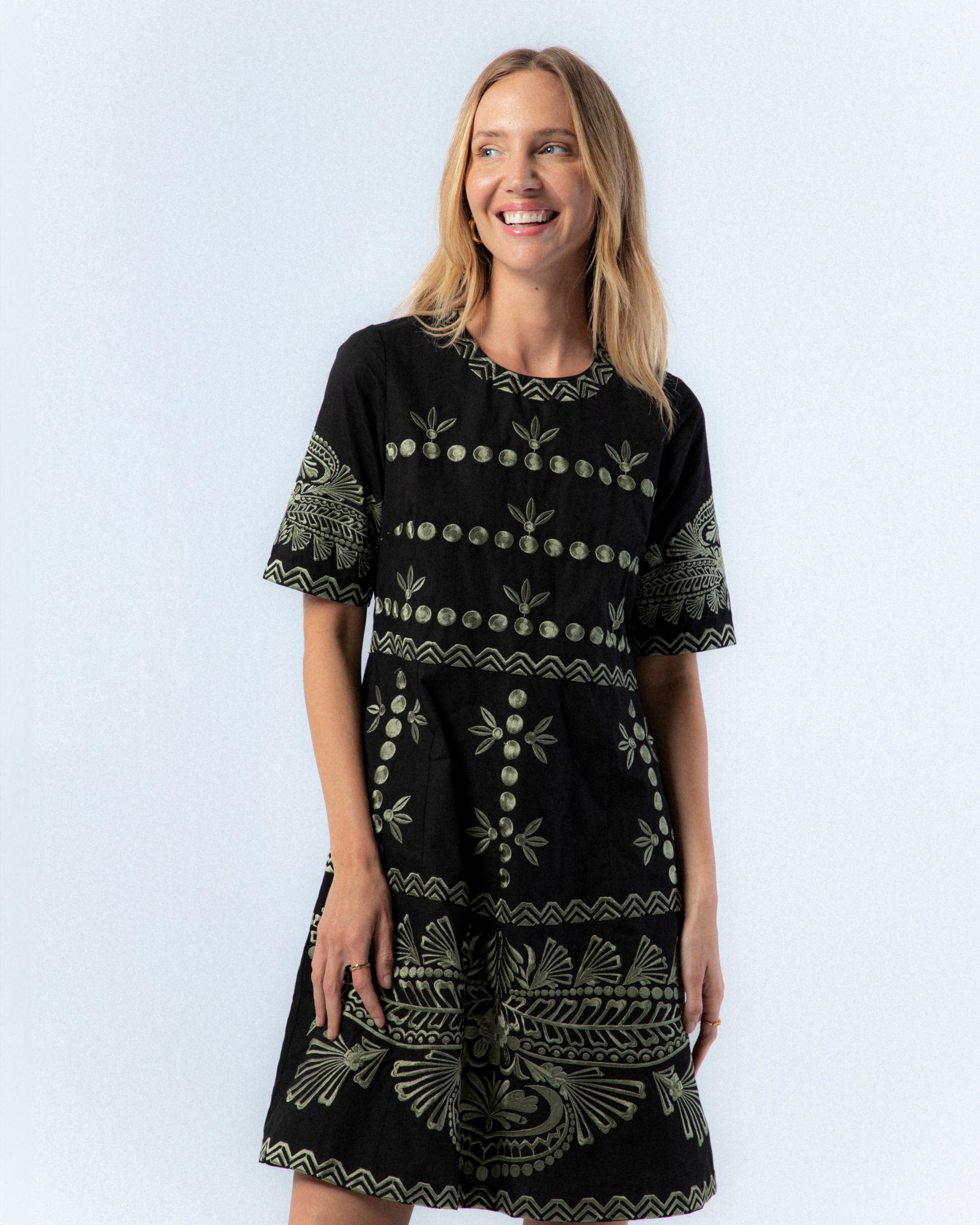 Vestido Curto com Bordado Frontal em Contraste Berta Preto-5