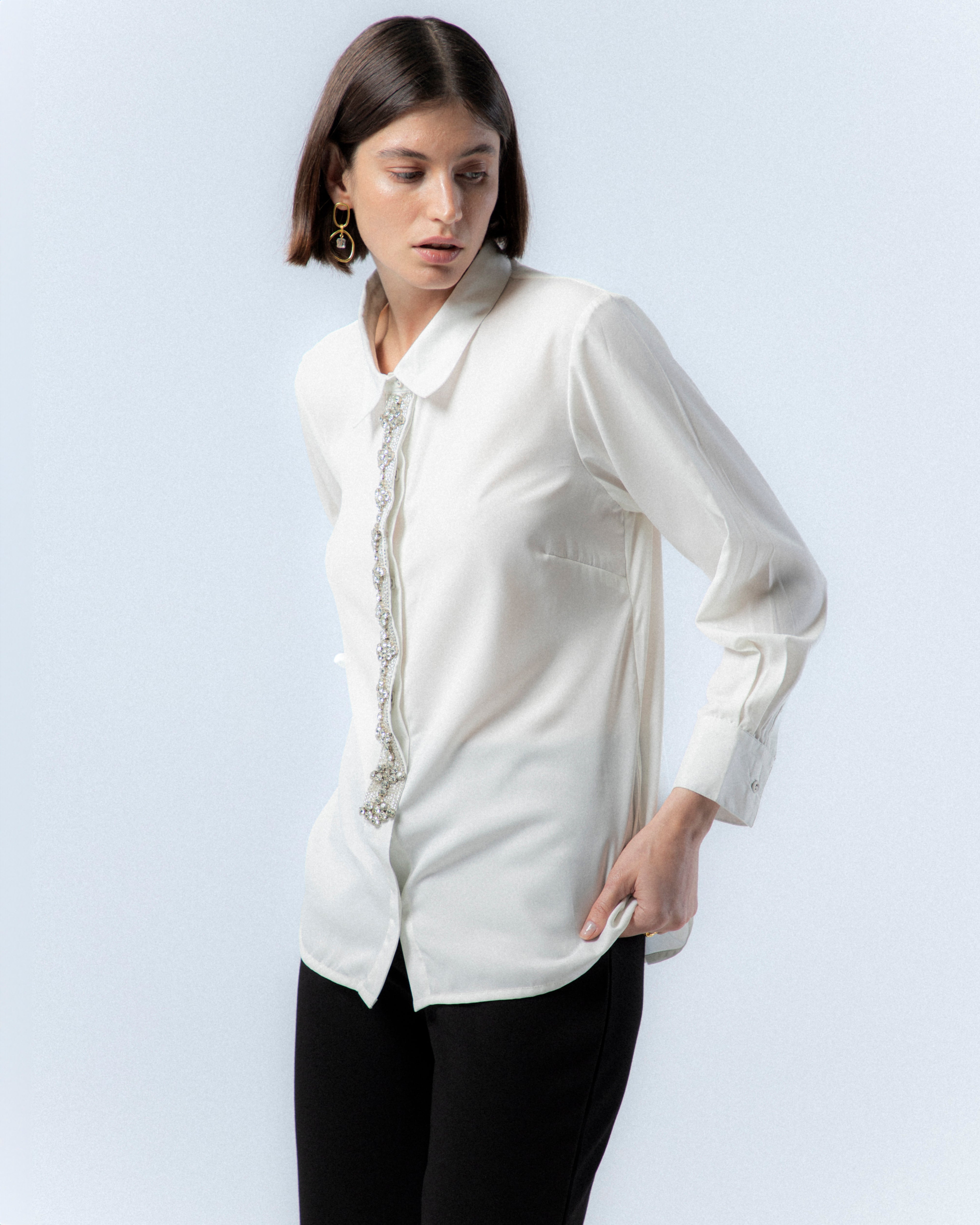 Camisa com Detalhe de Pedraria Prateada Lucía Branco-2