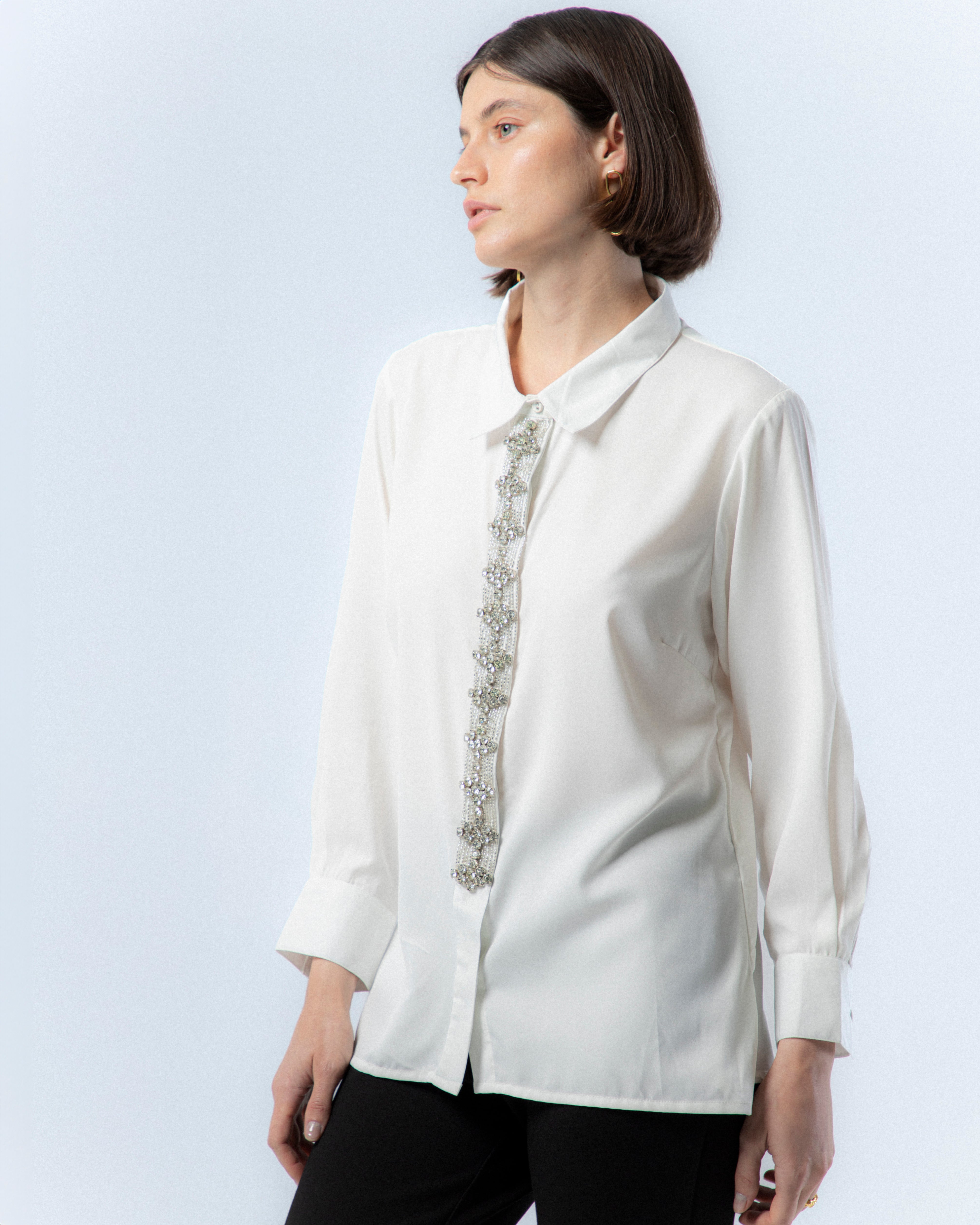 Camisa com Detalhe de Pedraria Prateada Lucía Branco-3