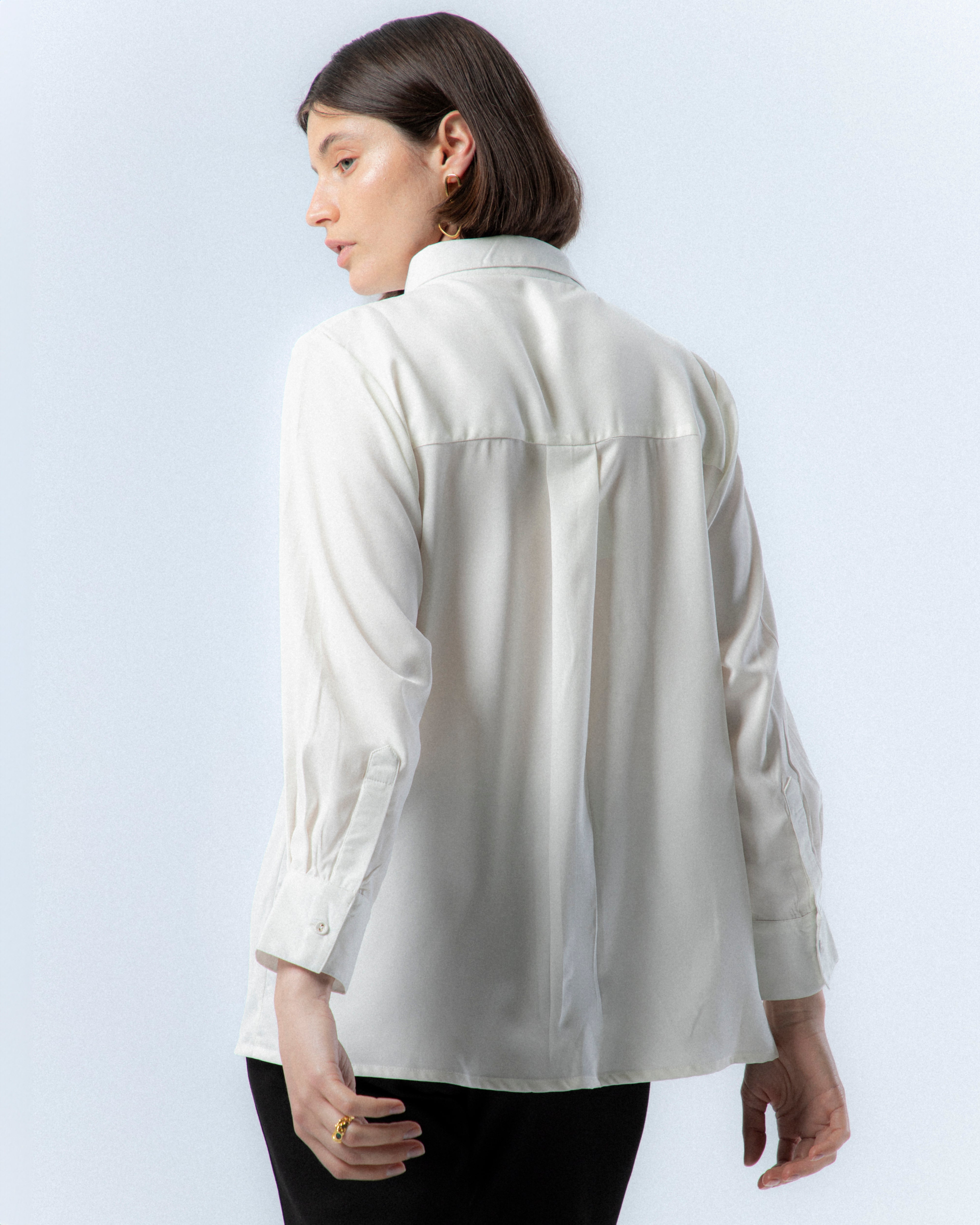 Camisa com Detalhe de Pedraria Prateada Lucía Branco-4