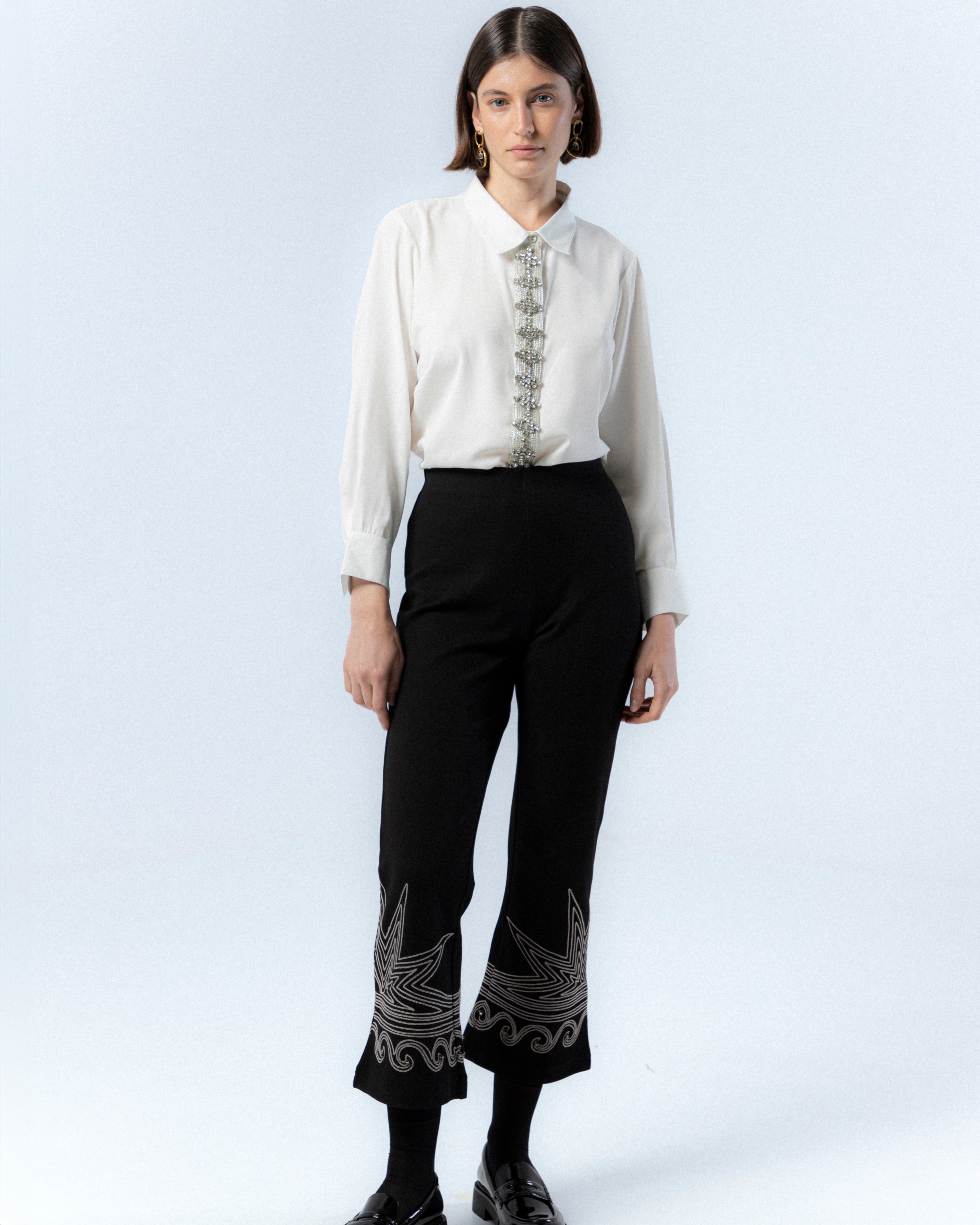 Camisa com Detalhe de Pedraria Prateada Lucía Branco-5