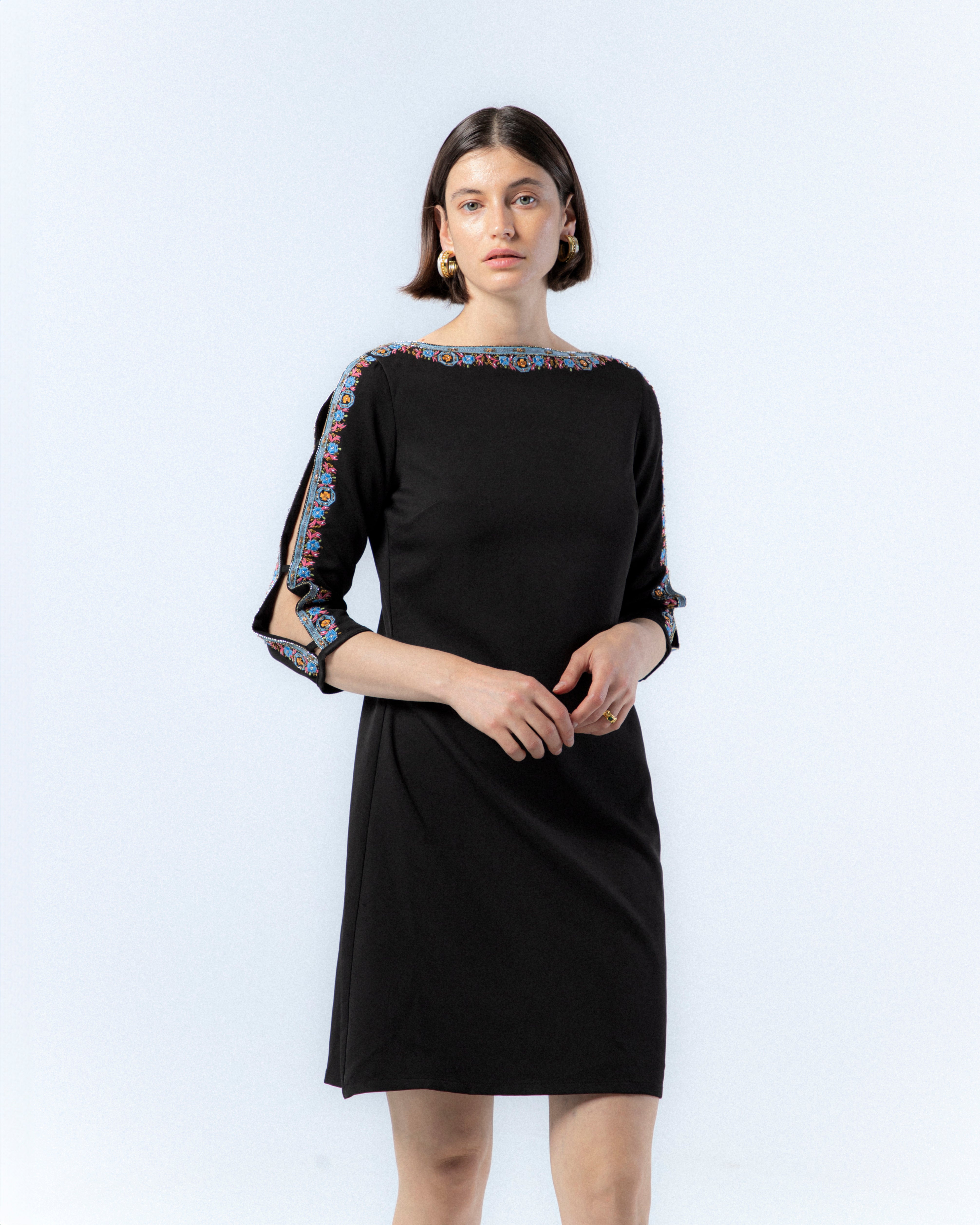 Vestido Curto com Gola à Barco e Volume Jimena Preto-1