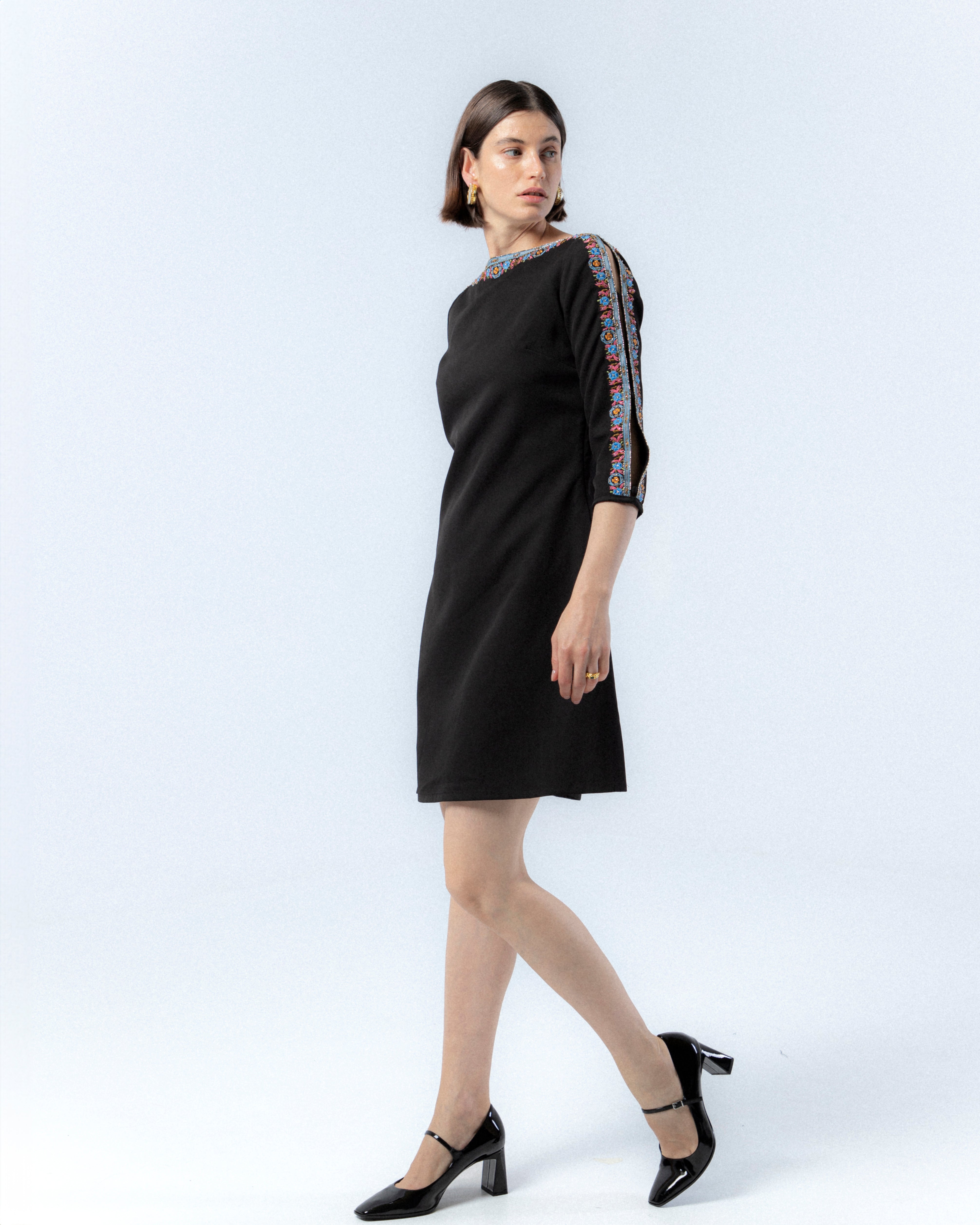Vestido Curto com Gola à Barco e Volume Jimena Preto-3