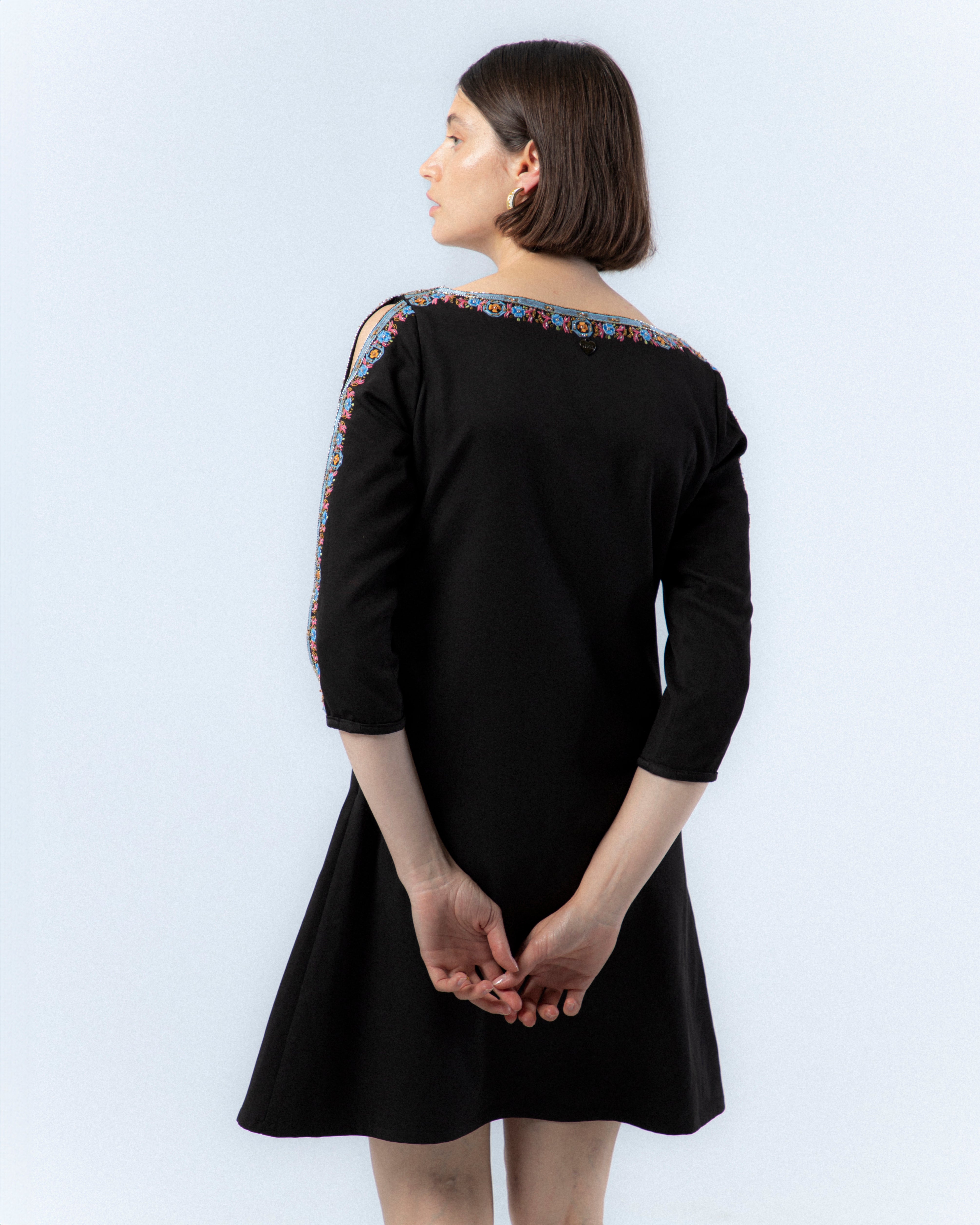 Vestido Curto com Gola à Barco e Volume Jimena Preto-4