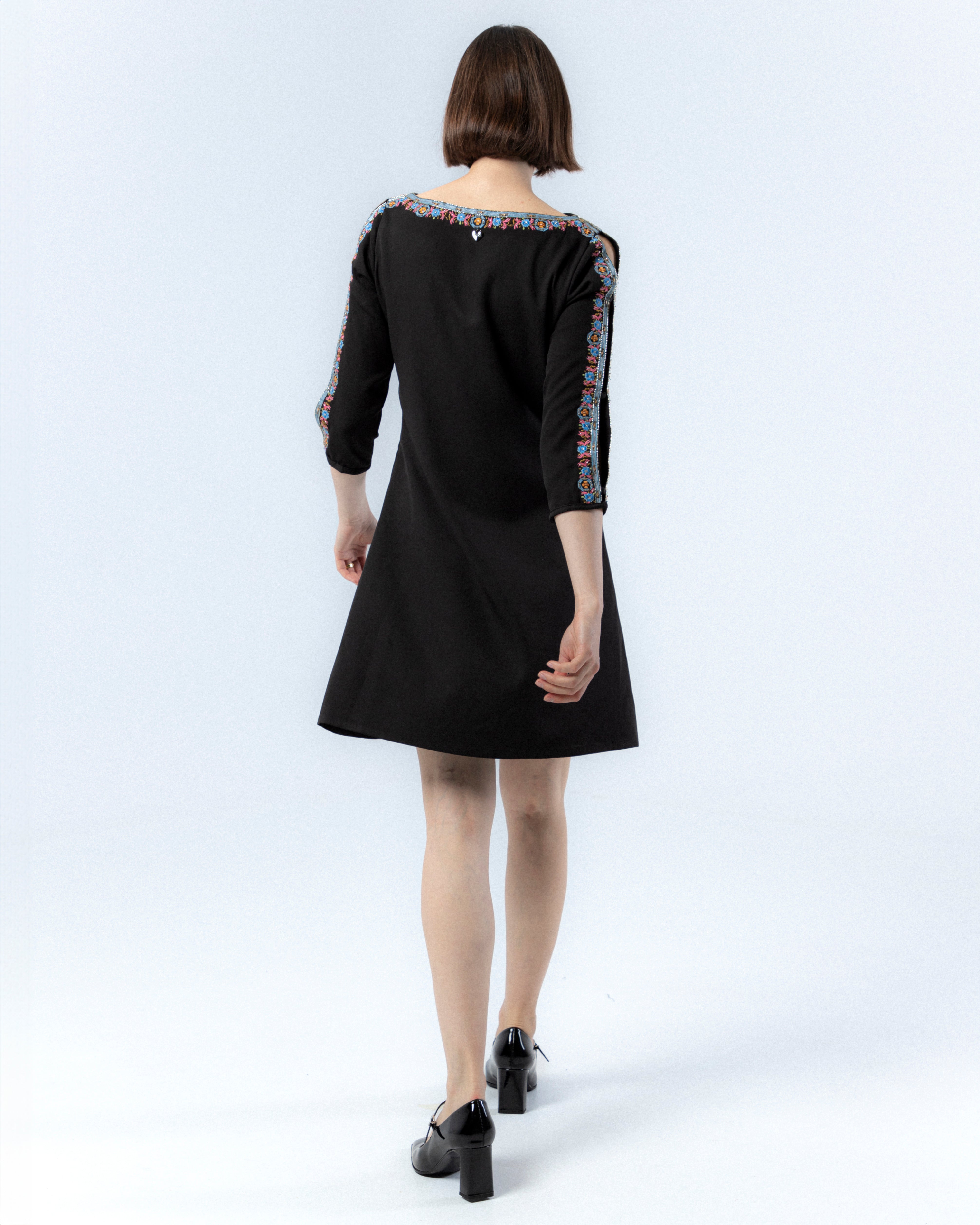 Vestido Curto com Gola à Barco e Volume Jimena Preto-5