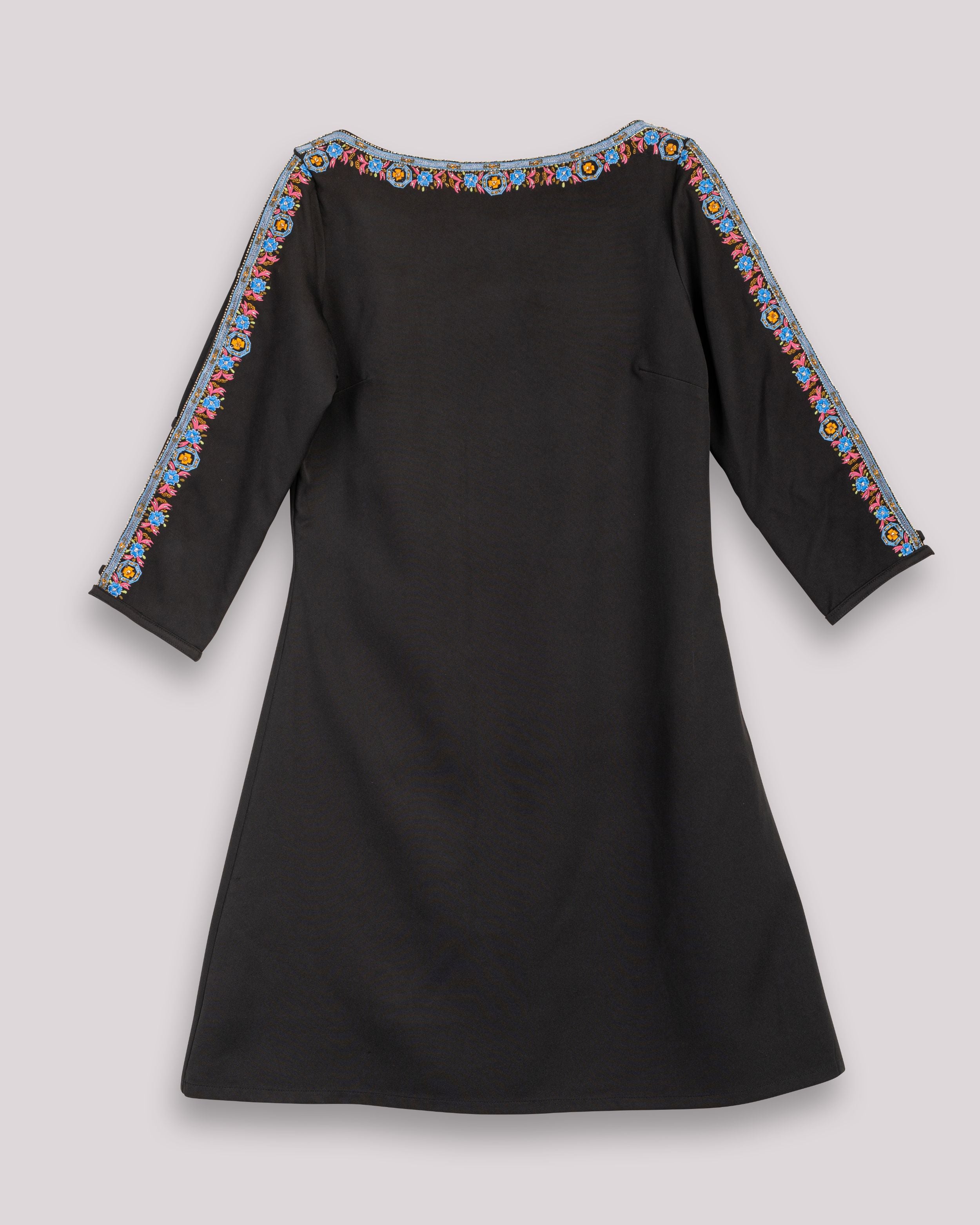 Vestido Curto com Gola à Barco e Volume Jimena Preto-6