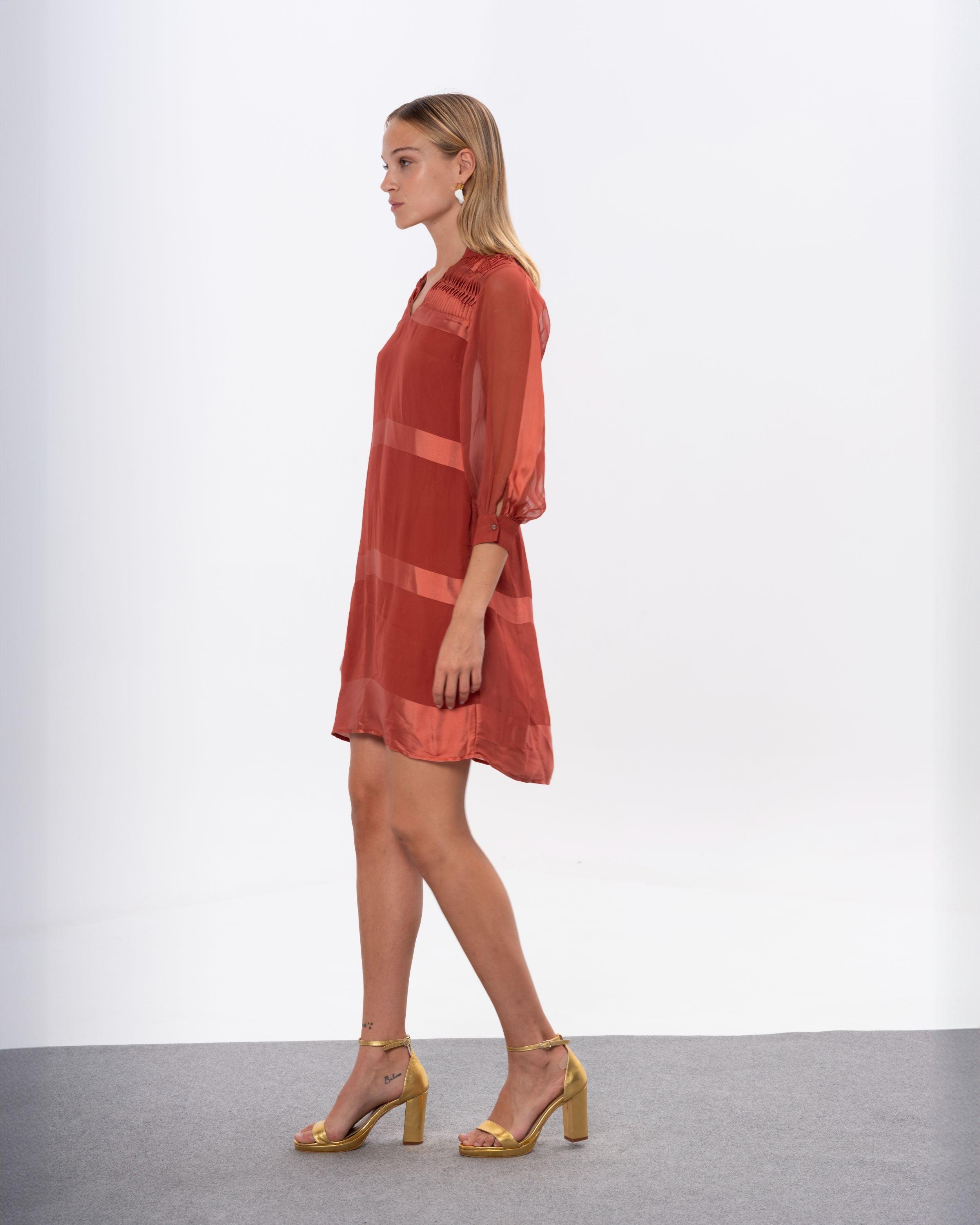 Vestido Curto com Tecido às Riscas Acetinadas Carolina Laranja-5