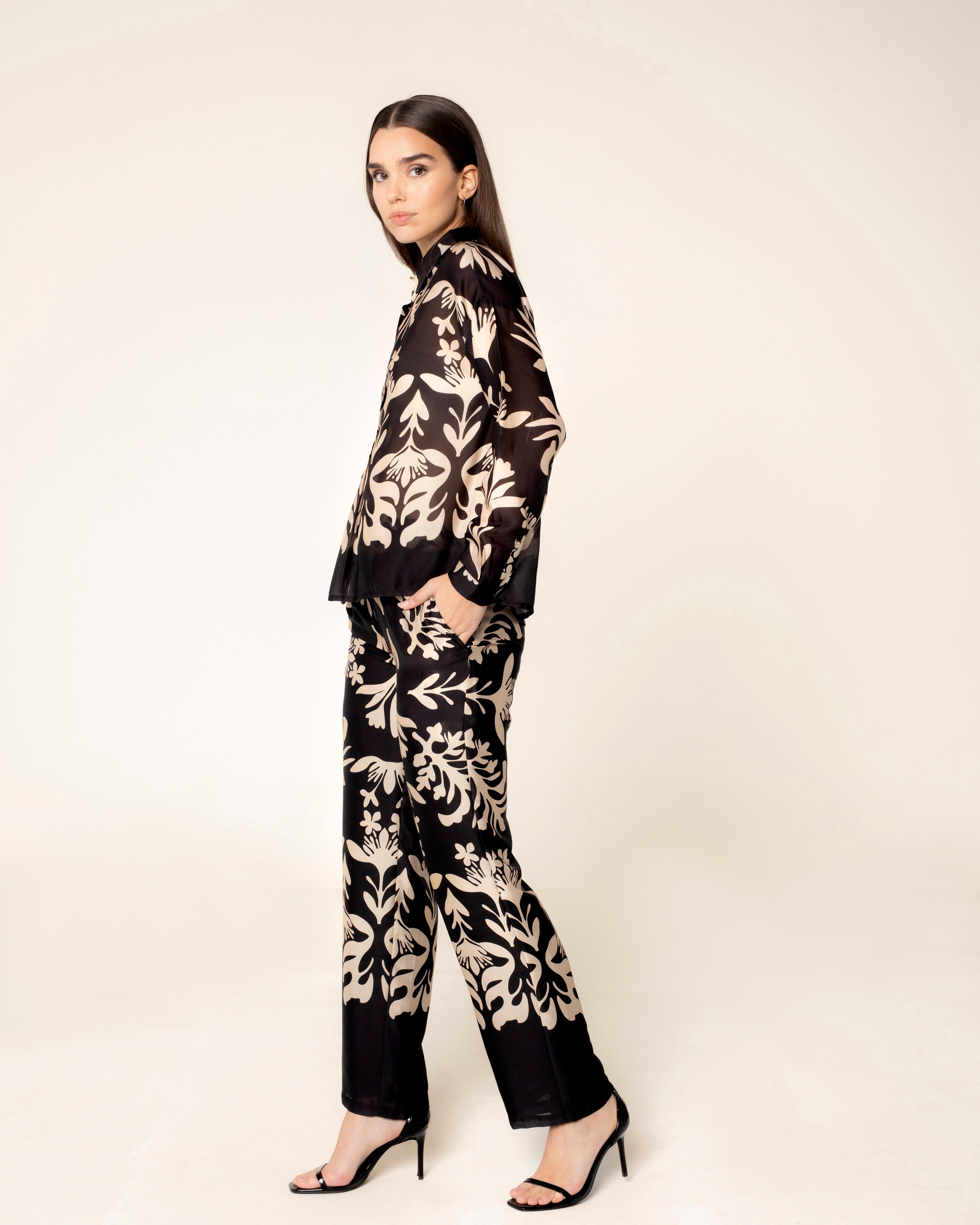Camisa Fluída com Estampado Floral Preto / Branco-2