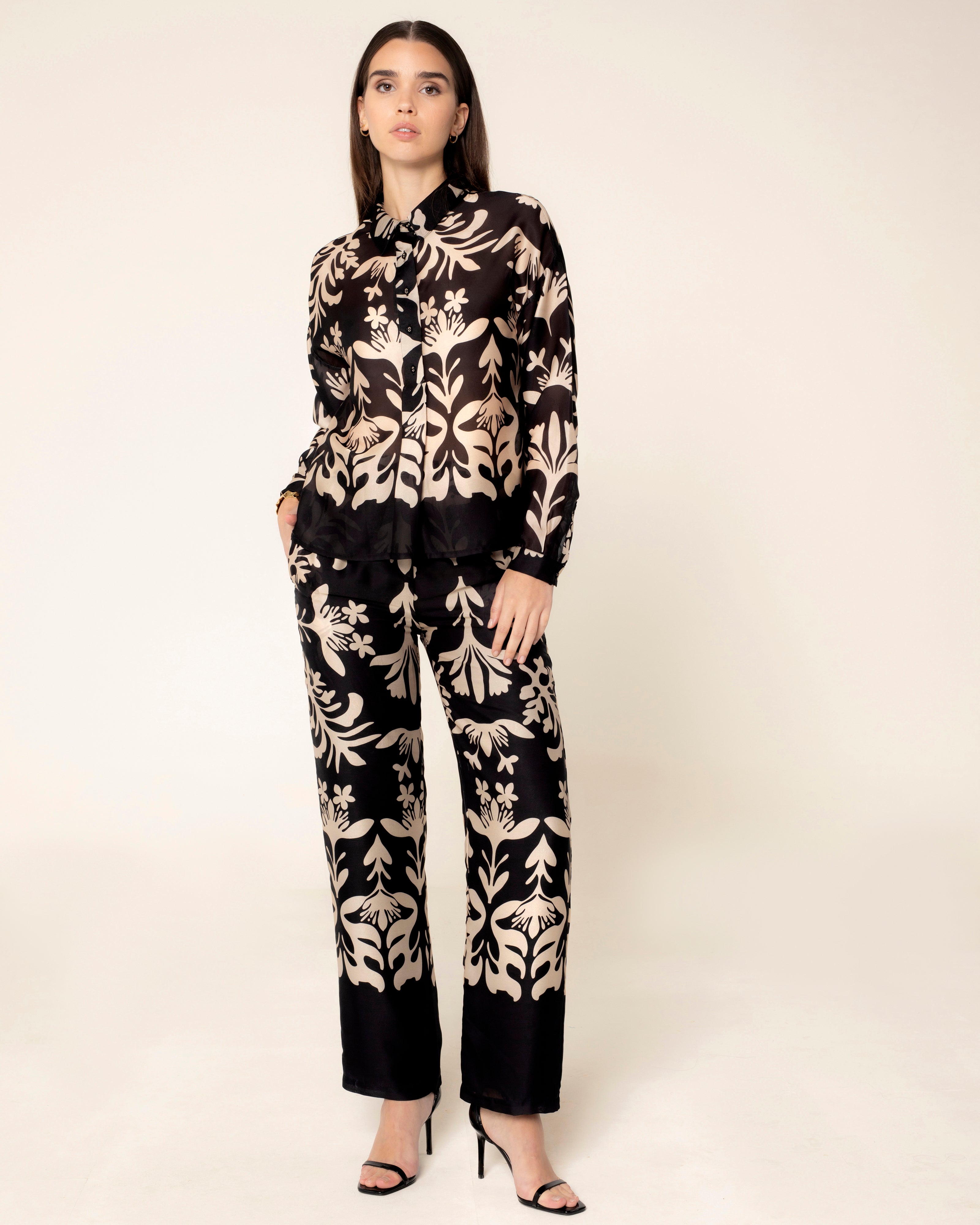 Calças Largas Fluídas de Cintura Subida e Estampado Floral Preto-1