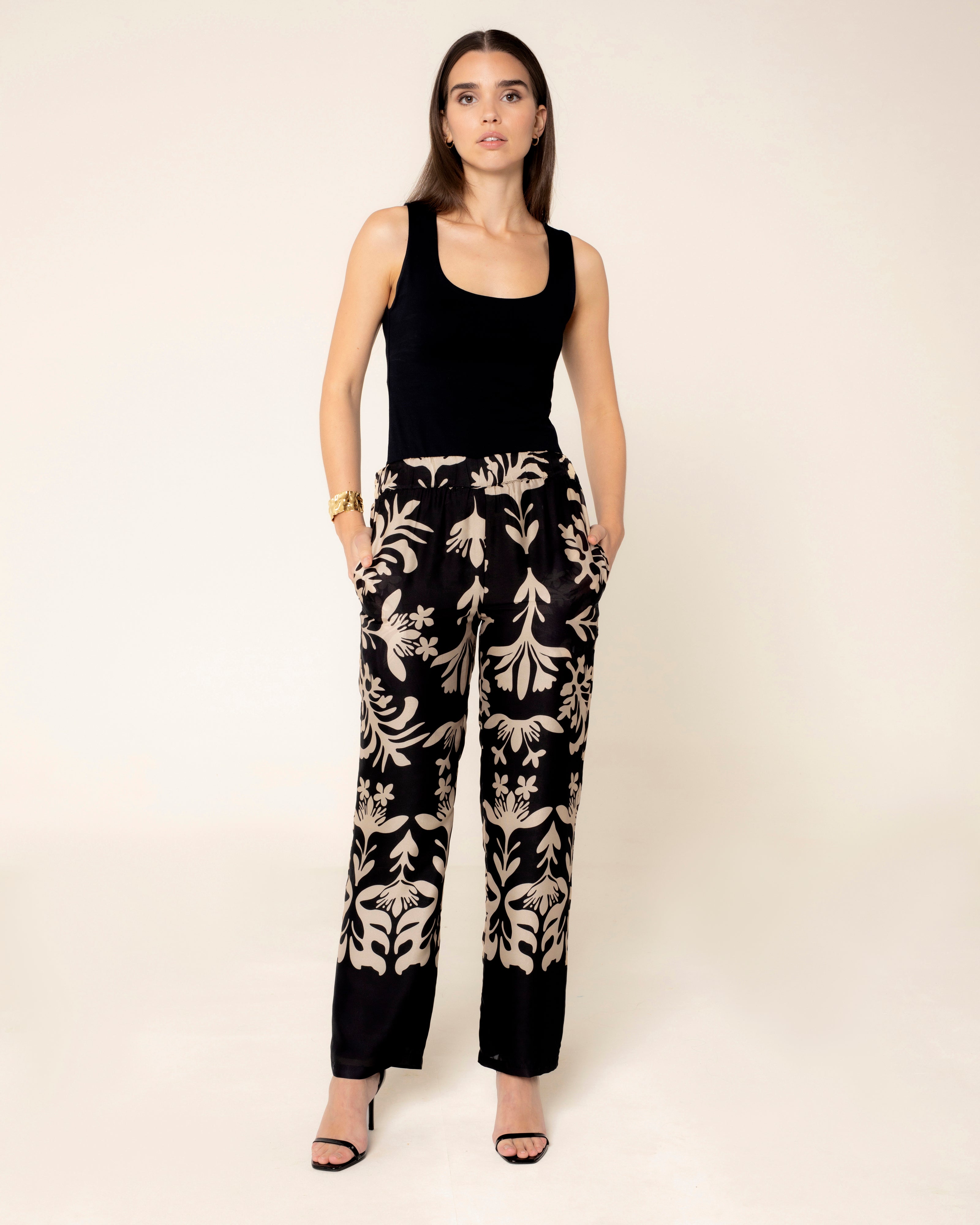 Calças Largas Fluídas de Cintura Subida e Estampado Floral Preto-3
