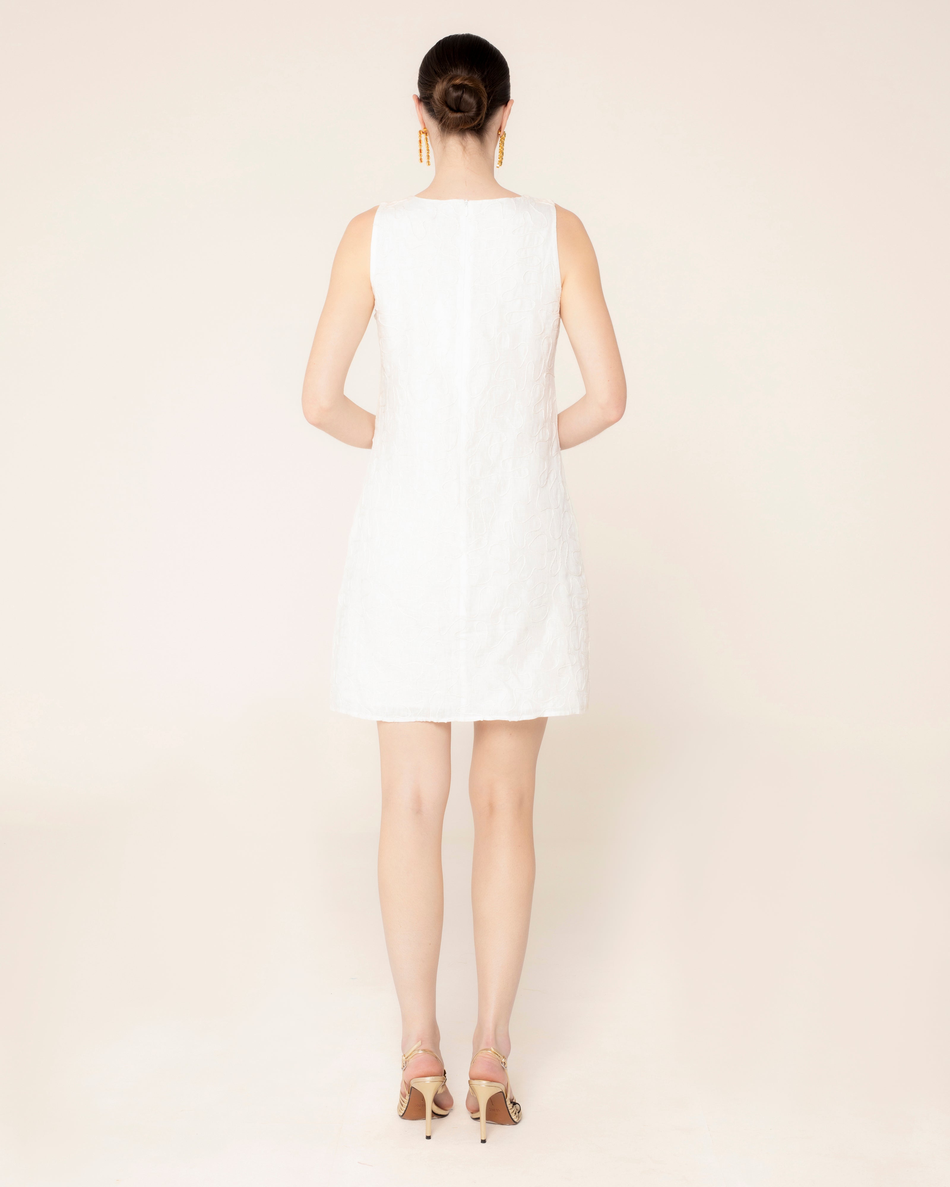 Vestido Curto Bordado sem Mangas Dory Branco-3