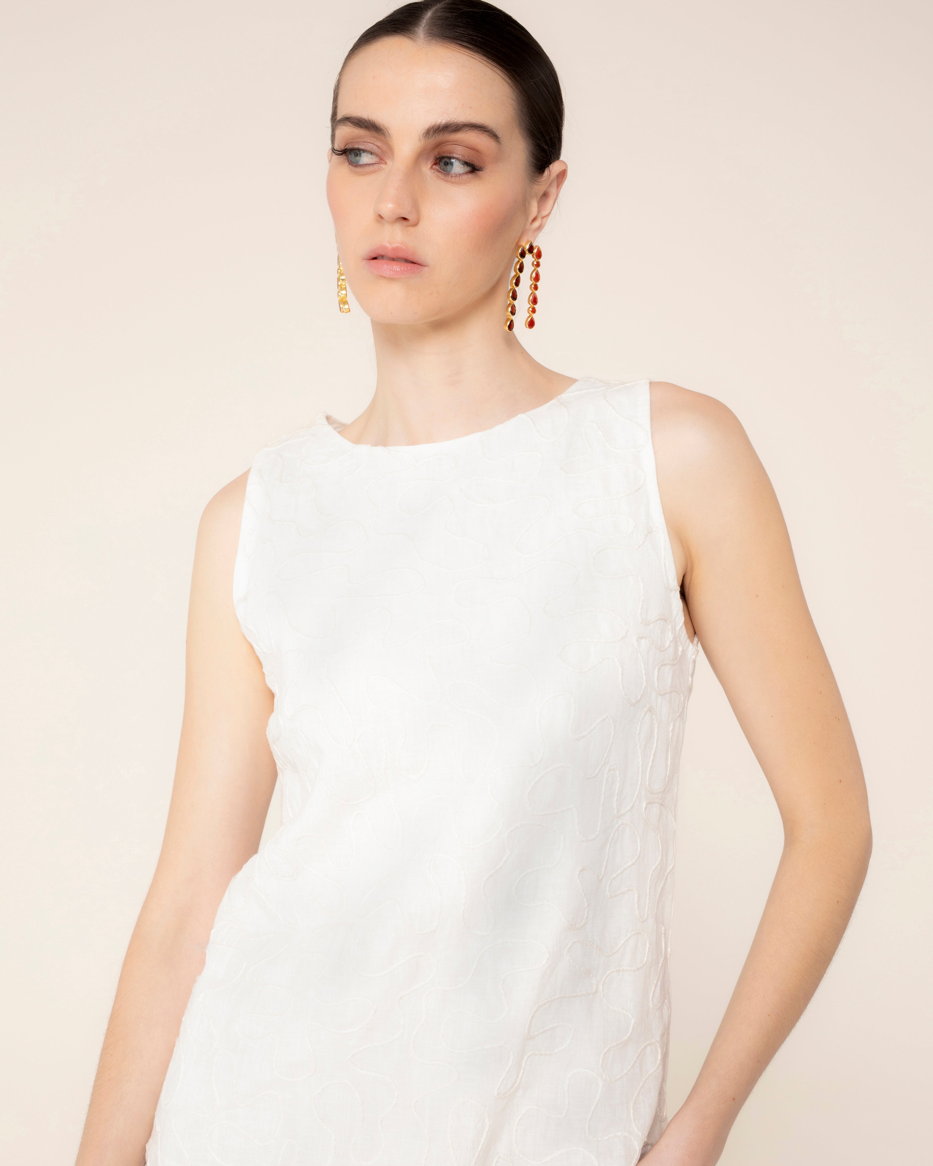 Vestido Curto Bordado sem Mangas Dory Branco-4