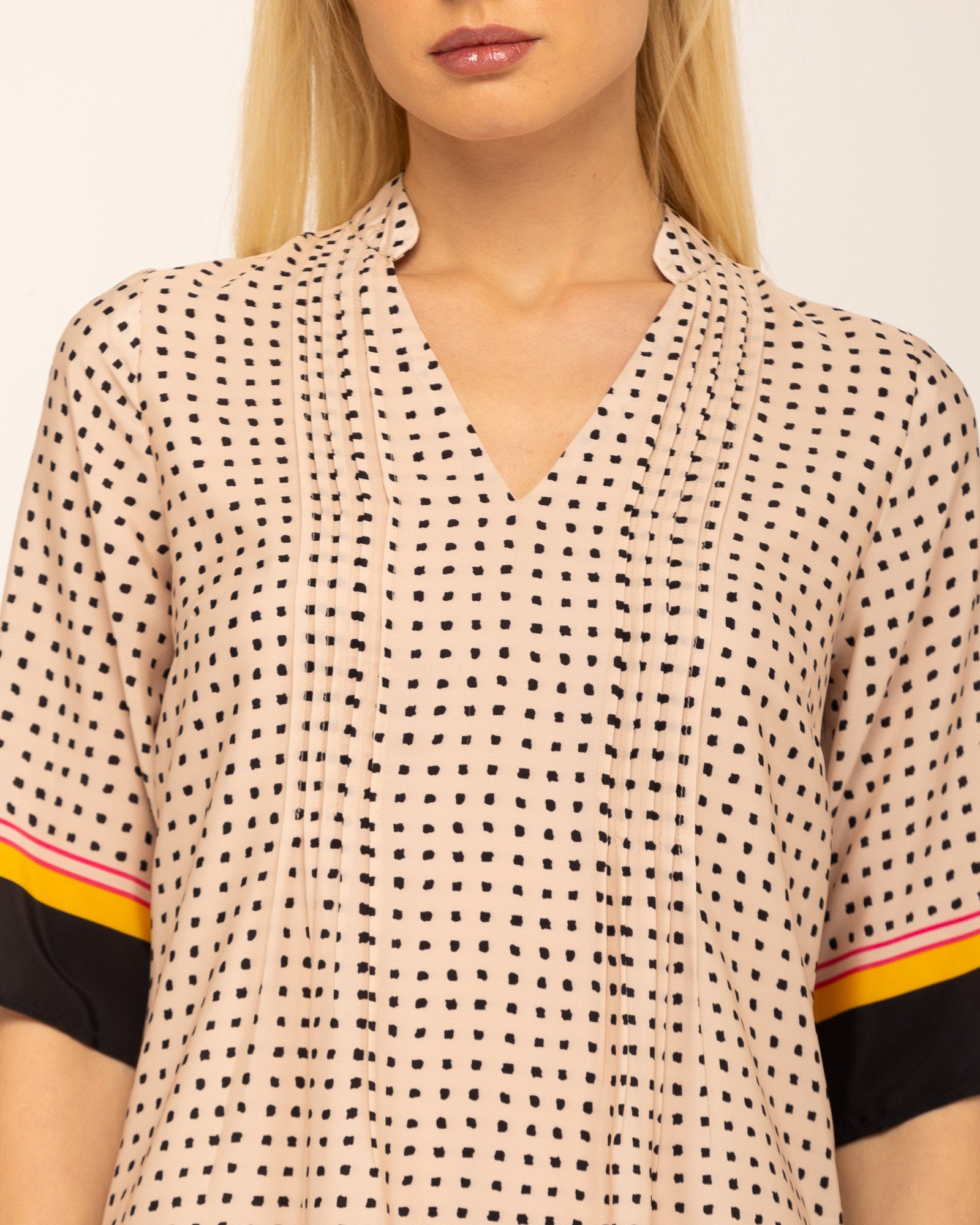 Vestido Curto Acetinado com Bolinhas Roma Bege-5