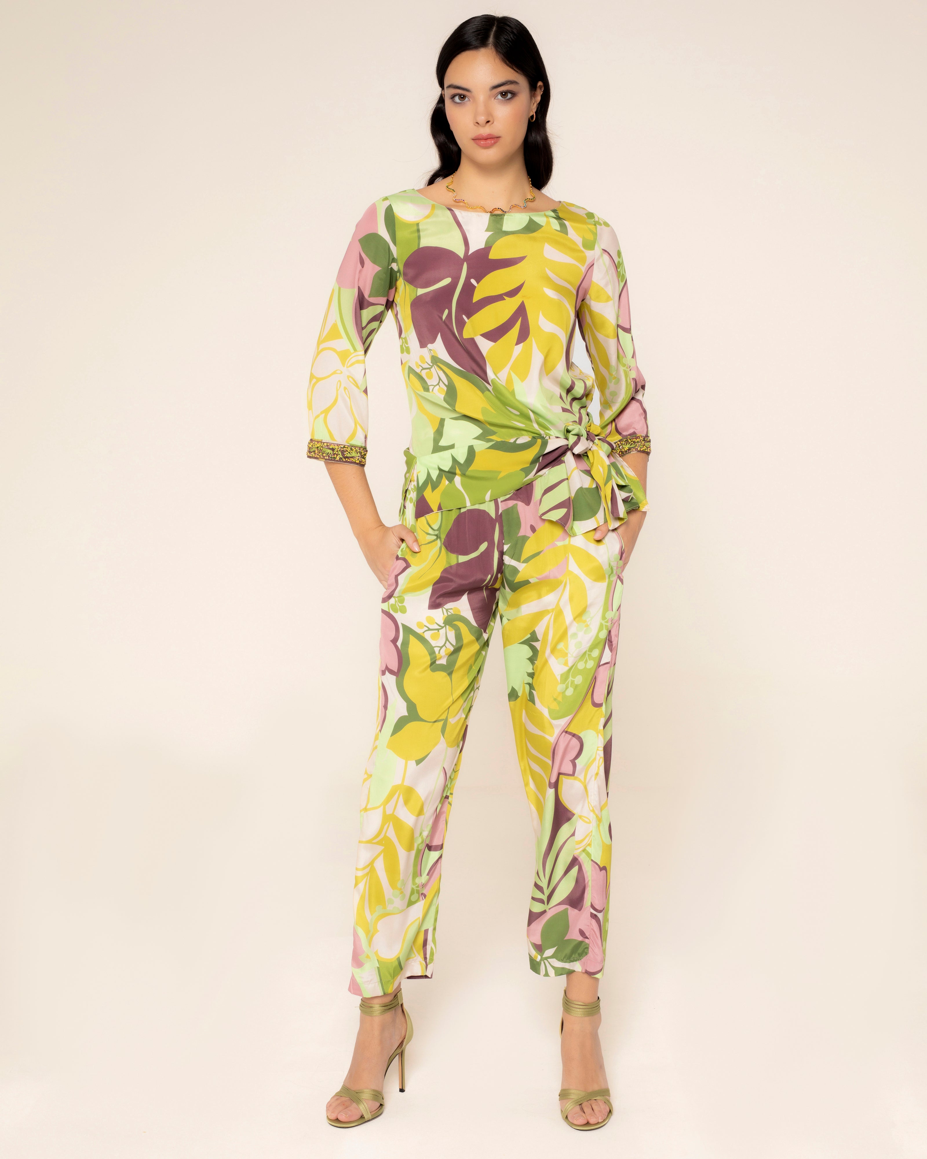 Blusa com Estampado Floral e Pedras Decorativas no Punho Amarelo-1