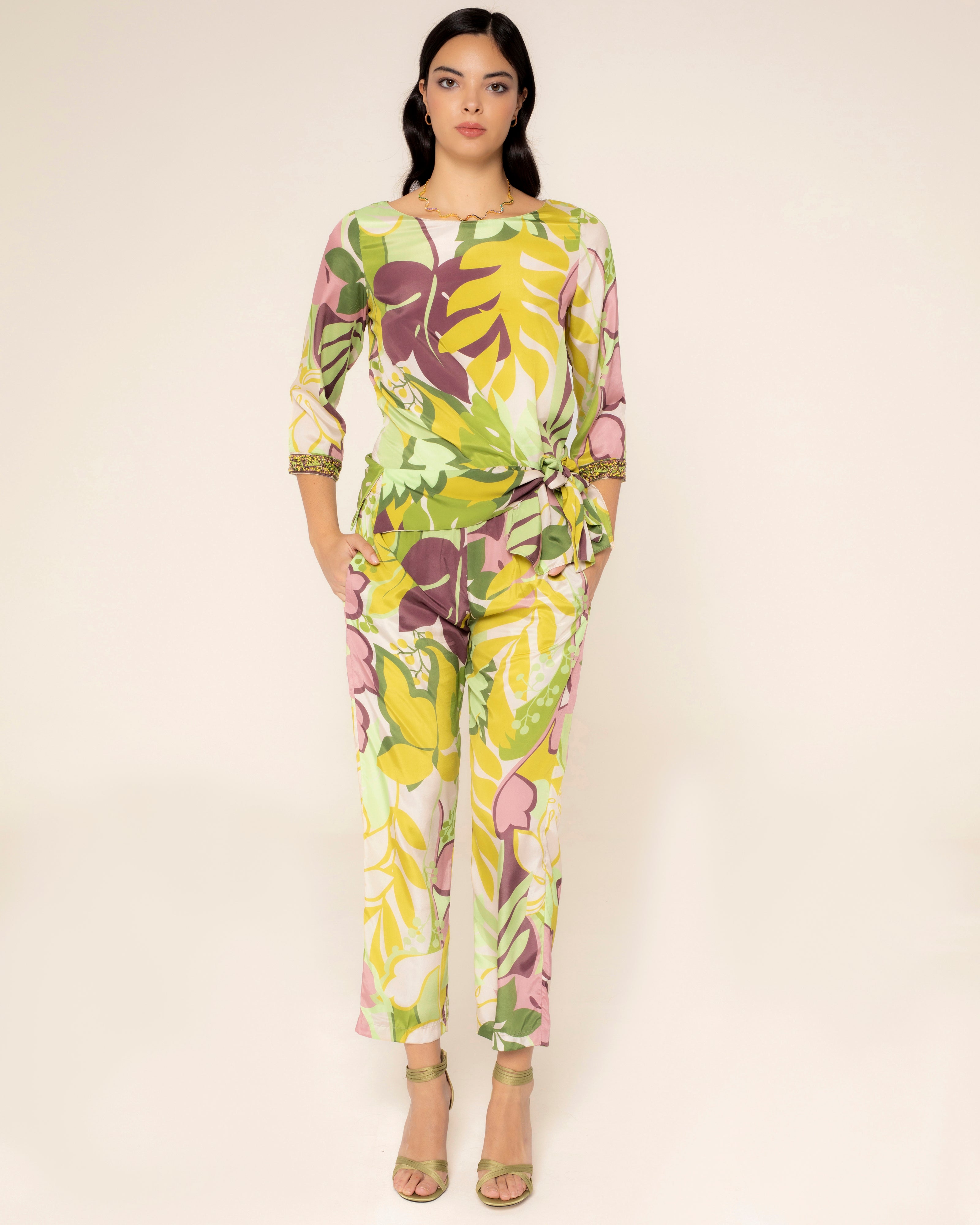 Blusa com Estampado Floral e Pedras Decorativas no Punho Amarelo-2