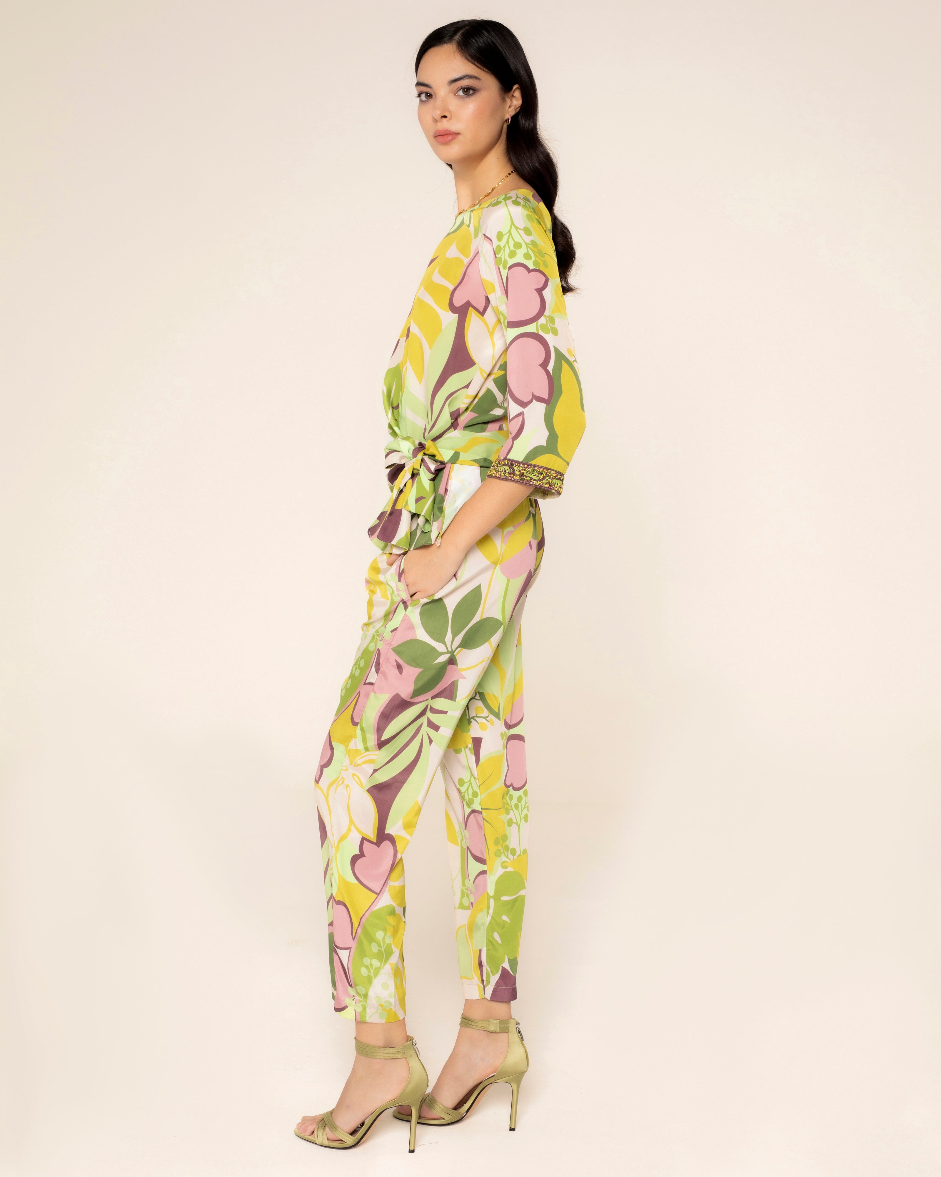 Blusa com Estampado Floral e Pedras Decorativas no Punho Amarelo-3