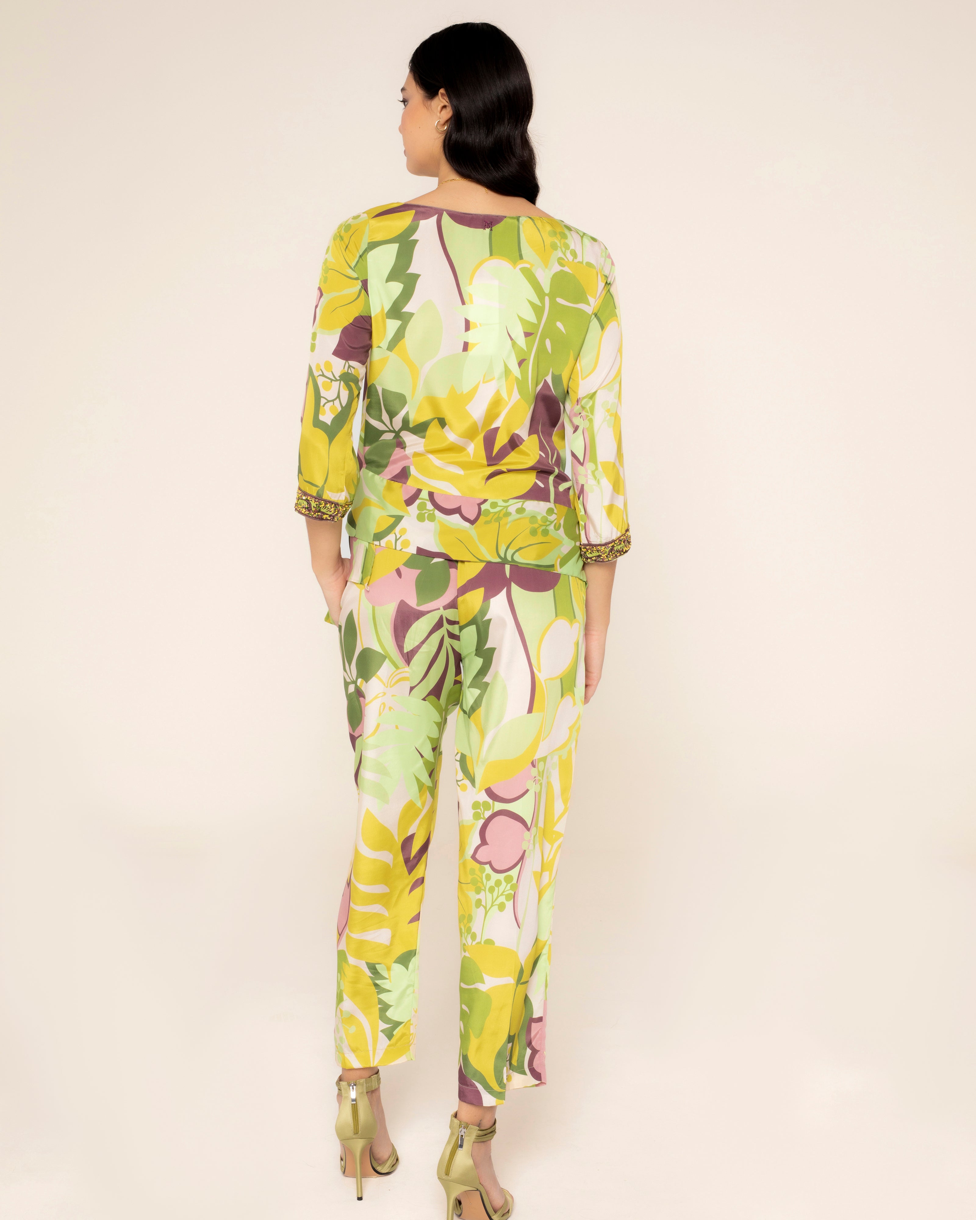 Blusa com Estampado Floral e Pedras Decorativas no Punho Amarelo-4