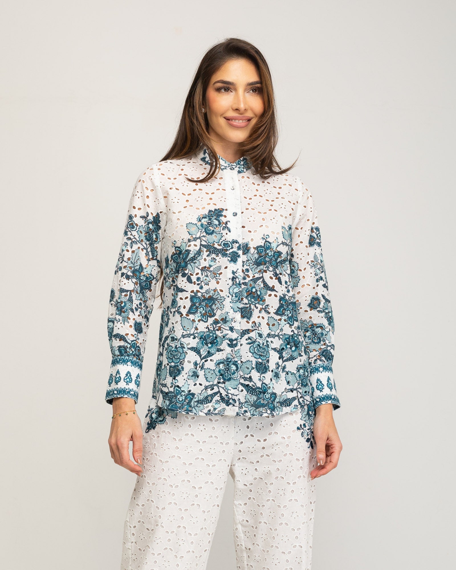 Camisa Perfurada Estampada em Salvia Branco / Azul-2