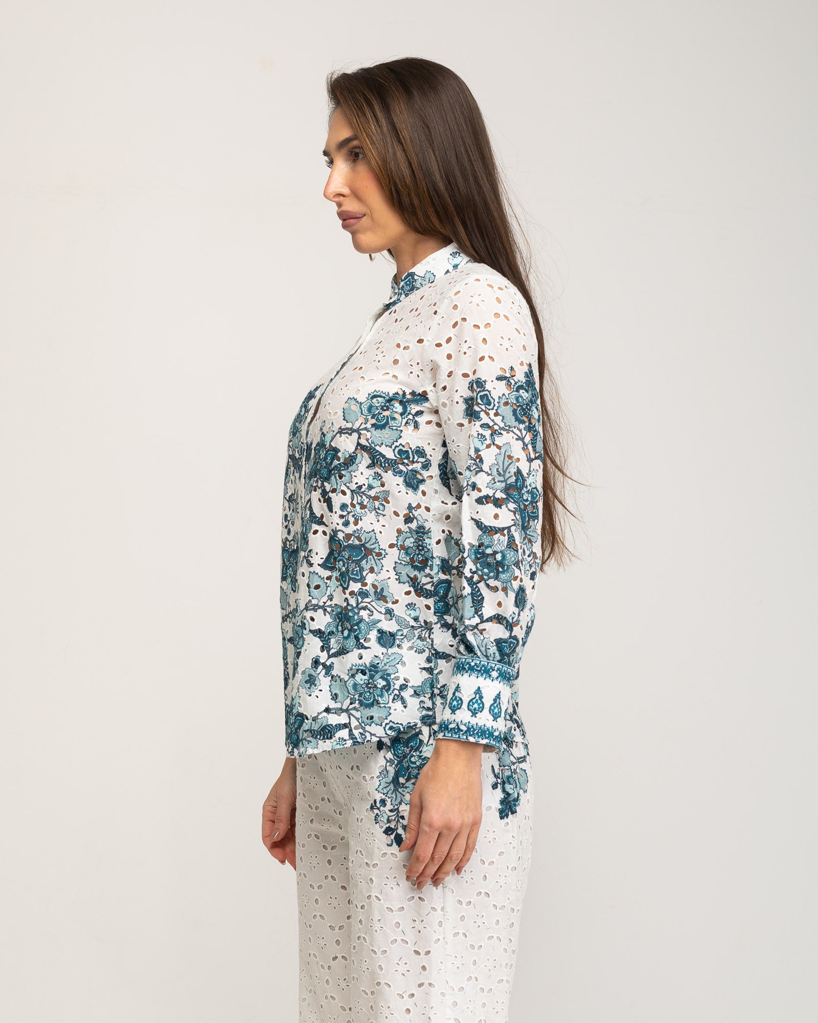 Camisa Perfurada Estampada em Salvia Branco / Azul-3