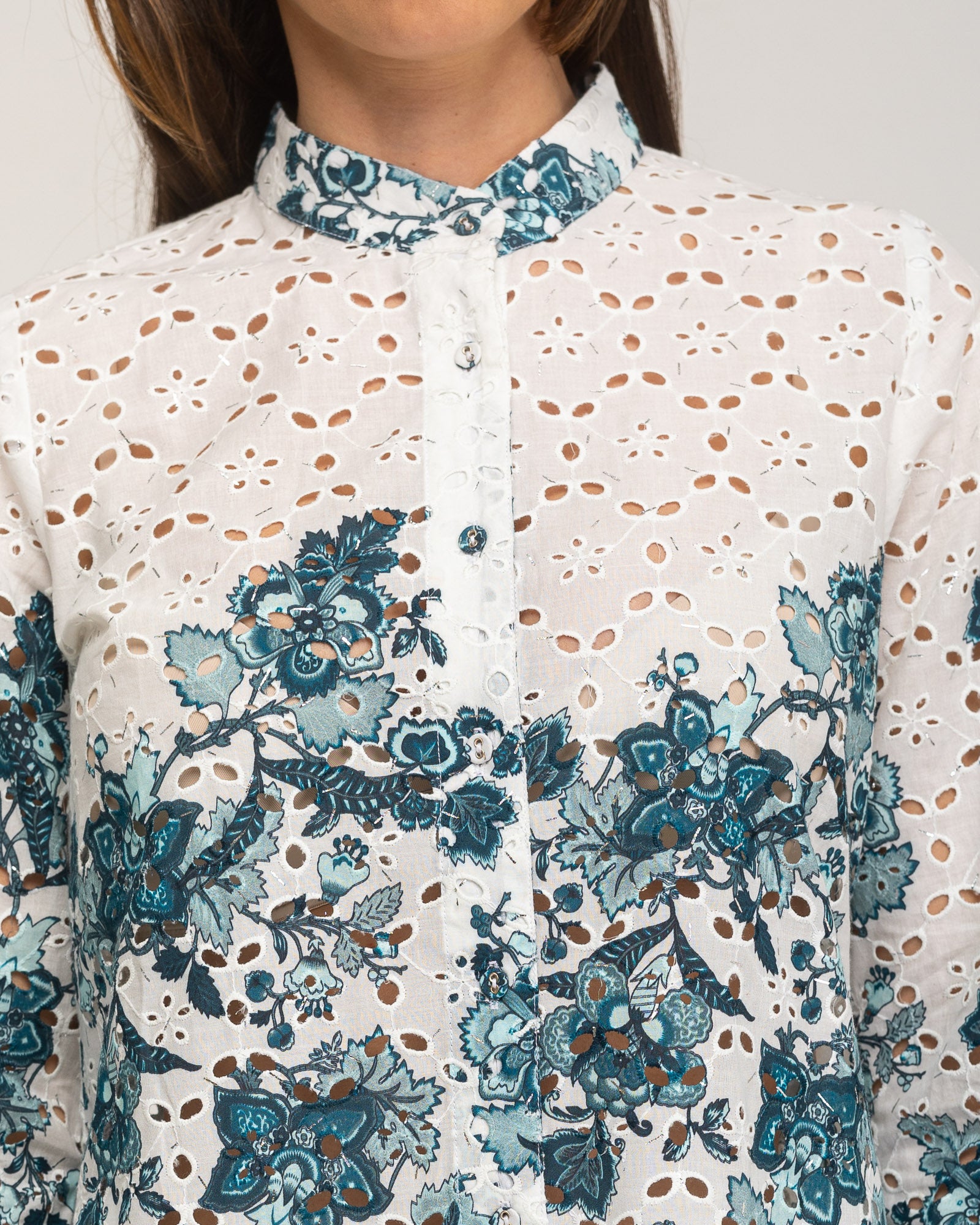 Camisa Perfurada Estampada em Salvia Branco / Azul-5
